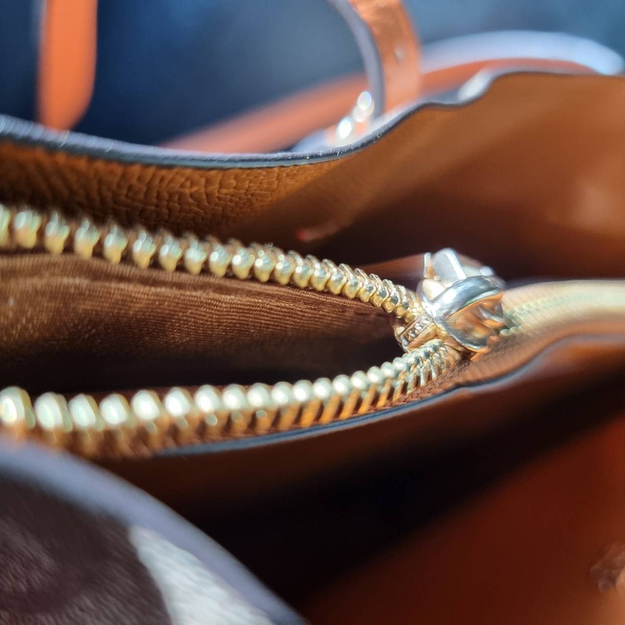 COACH 1665 MOLLIE TOTE IN SIGNATURE CANVAS กระเป๋าโท้ทใบใหญ่ ไม่ต้องกลัวของหล่นหายอีกต่อไป!! ทรงสวยใส่ของได้เยอะจริงๆ สีนี้คือคุณหนูหรูจัดมาก!! วัสดุหนังแคนวาสเคลือบลาย ภายในโล่งกว้าง มีช่องซิปกลางใส่ของได้อีก สะพายใบนี้ไปต่างจังหวัดได้สบายๆ ตอบโจทย์สาวๆท