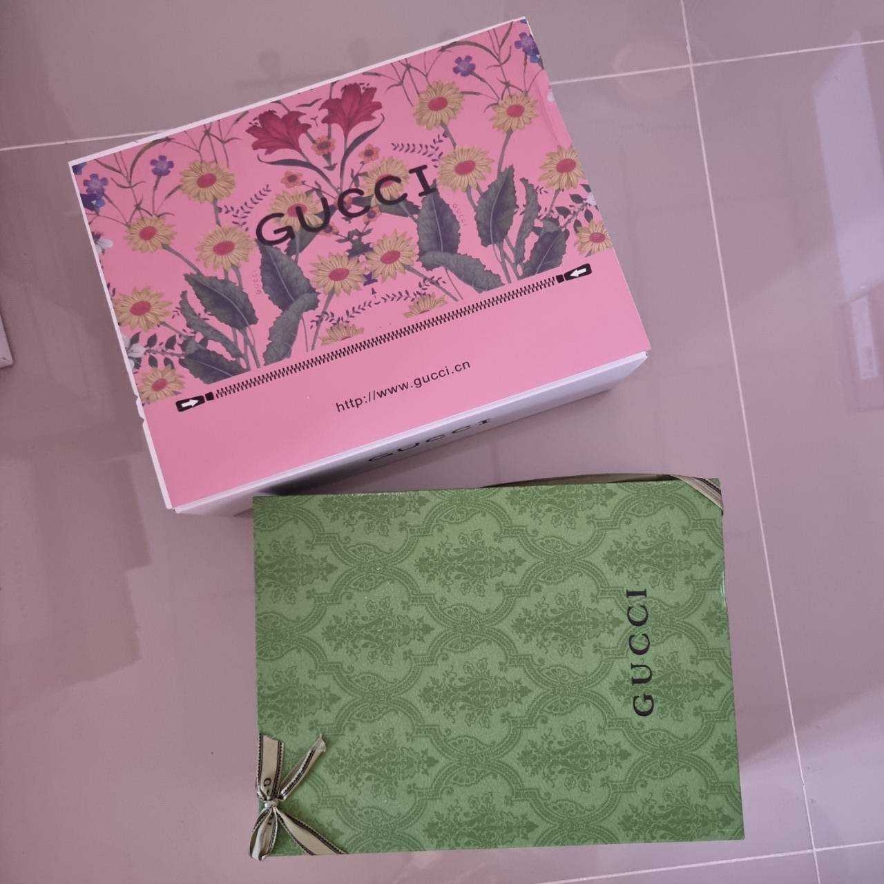 GG MARMONT SHOULDER BAG กระเป๋าสะพายข้างรุ่นคลาสสิค ดีไซน์ใหม่ อะไหล่ดำ สะพายขับผิว ดูแพง อัพลุคได้สบายๆ เปิด-ปิดด้วยตัวกดล็อคแน่นหนา ด้านหลังดีไซน์รูปหัวใจ 🖤