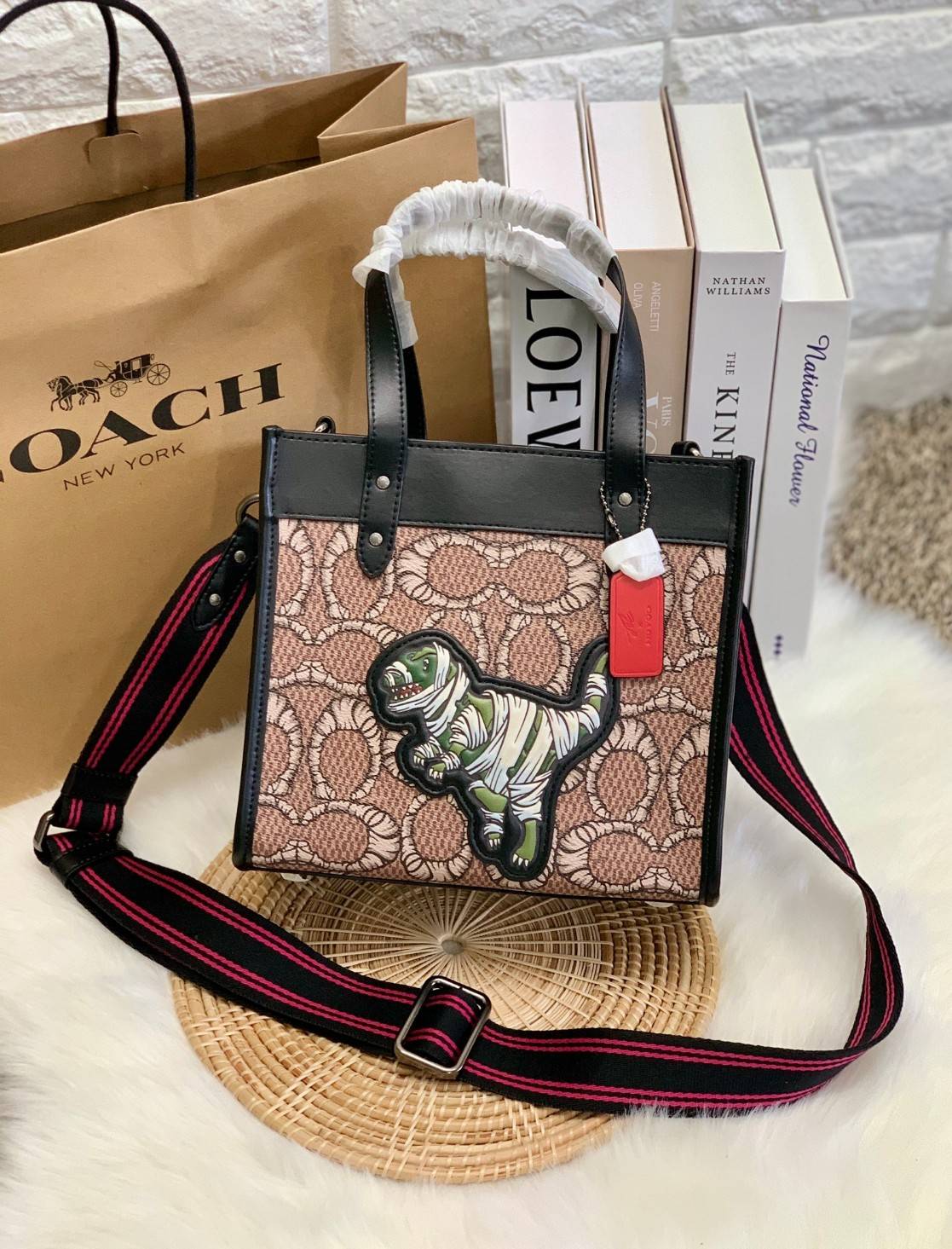 มาสคอตที่รัก 💋 ยังไม่เข้าช๊อปไทย สวยก่อนใครไปเลยจร้าา COACH X MICHAEL B. JORDAN FIELD TOTE 22 IN MUMMIFIED SIGNATURE CANVAS WITH REXY ((C6971)) พร้อมส่งที่ไทยทันทีค่ะ! MICHAEL B.JORDAN ร่มมือกับCoach ออกแบบกระเป๋าทรงTote กนังแท้นิ่มมือ ใหม่ลาสุดมา