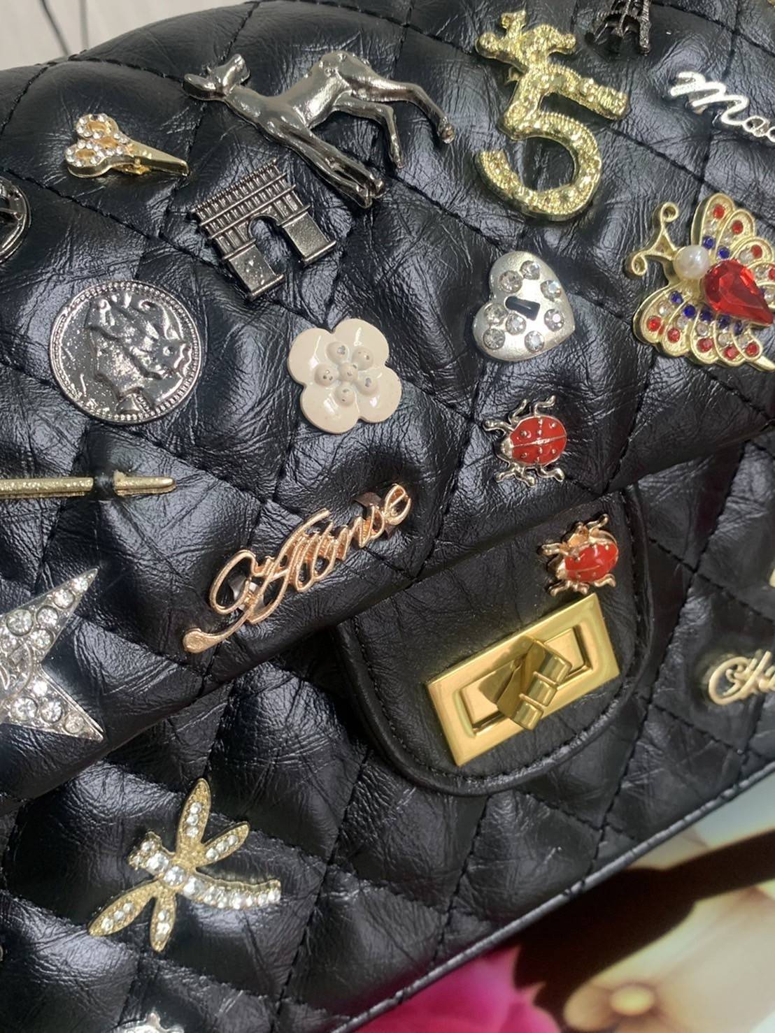 CHANEL ! Chanel Black Quilted Leather Limited Edition Lucky Charm Reissue Classic Bag กระเป๋าทรงคลาสสิคมาใหม่จาก Chanel วัสดุหนังแกะนิ่มกึ่งสังเคราะห์ ดีไซต์เป็นเอกลักษณ์ที่น่าจดจำ ด้านหน้าตกแต่งด้วยรูปสัตว์สิ่งของนำโชค อะไหล่ทอง มาพร้อมสายสะพายโซ่ทักทอเป