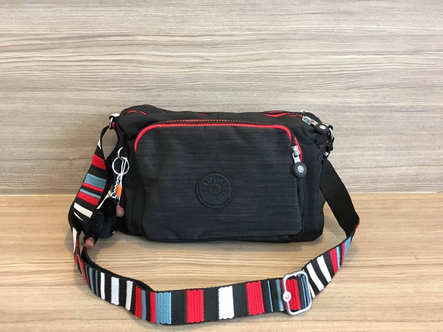 Kipling Reth กระเป๋าสะพายทรงสวย รุ่นยอดนิยม สายสะพายปรับระดับสั้น-ยาว เป็นกระเป๋าสะพายแบบ cross body ได้ค่ะ ช่องซิปเยอะ ใส่ของได้เป็นสัดส่วน จุสัมภาระได้ดีเลยค่ะ ทรงสวย สะพายน่ารักมาก ห้ามพลาดเลยค่ารุ่นนี้