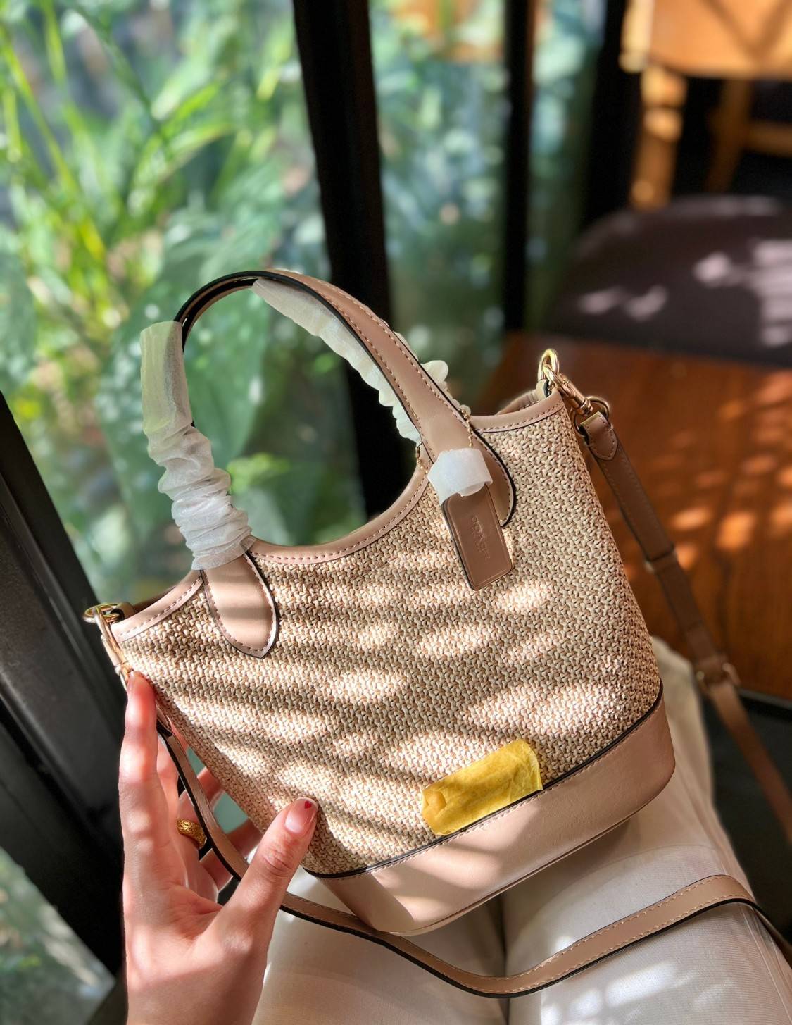 Coach Hanna Bucket Bag In Straw And Smooth Leather 7" กระเป๋าทรงถังงานทอน้ำหนักเบา จุของได้เยอะ เกรดท็อปออริ เกรดดีสุด สลับแท้ 1:1 ใช้ต่างประเทศได้