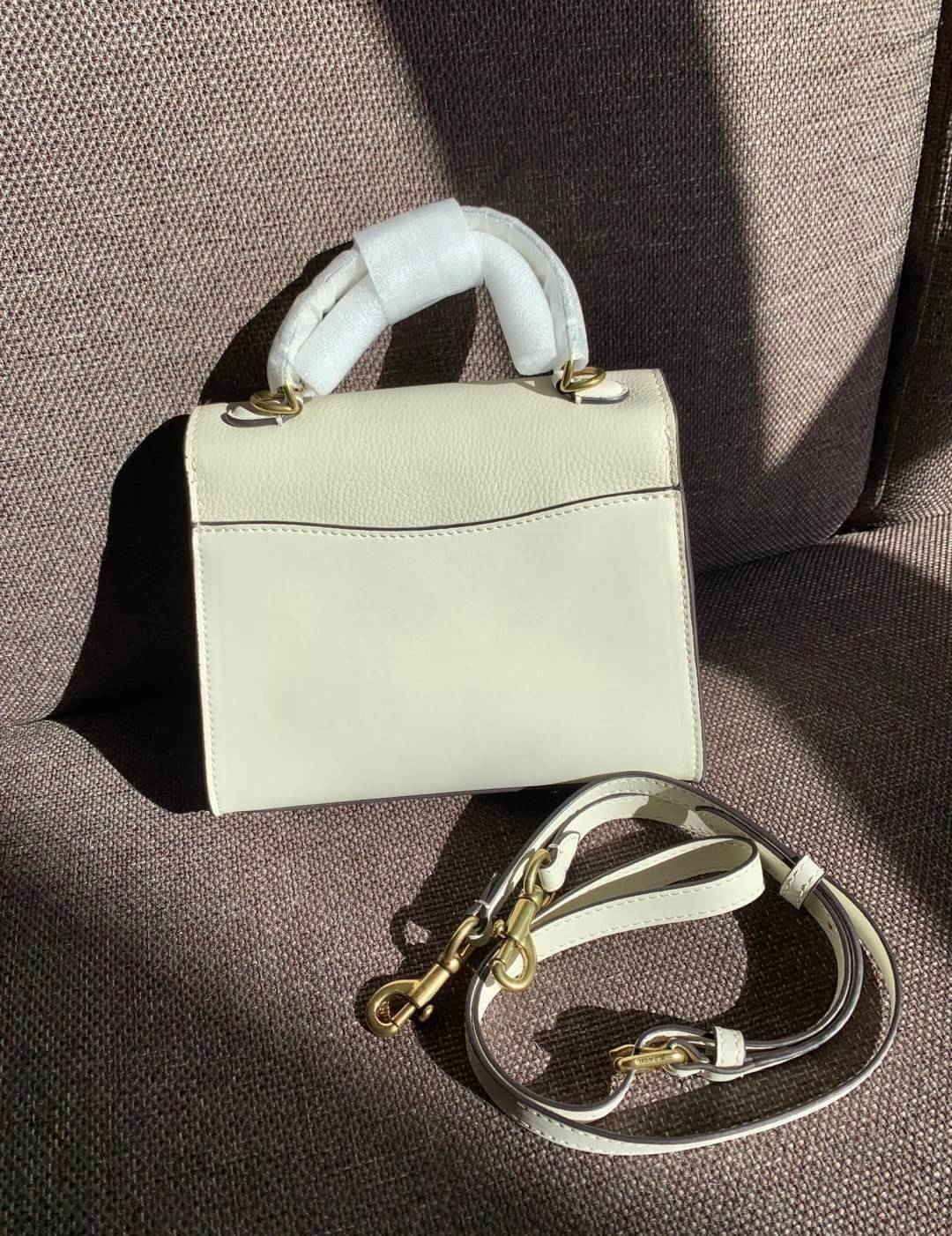 COACH TABBY TOP HANDLE 20 พร้อมส่งที่ไทยค่ะ! กระเป๋าหิ้ว//สะพายข้างได้ หนังแท้อย่างดี กหนึ่งใบทำหนังสองลายได้อย่างสวยงาม พร้อมโลโก้รุ่นใหม่ล่าสุดดูดีมากๆค่ะ เปิดปิดกระเป๋าแบบกดล็อค ภายในมีช่องหลักสองช่อง ใส่มือถือได้ทุกรุ่น;กระเป๋าเงินใบกลางได้;ของจำเป็นจ