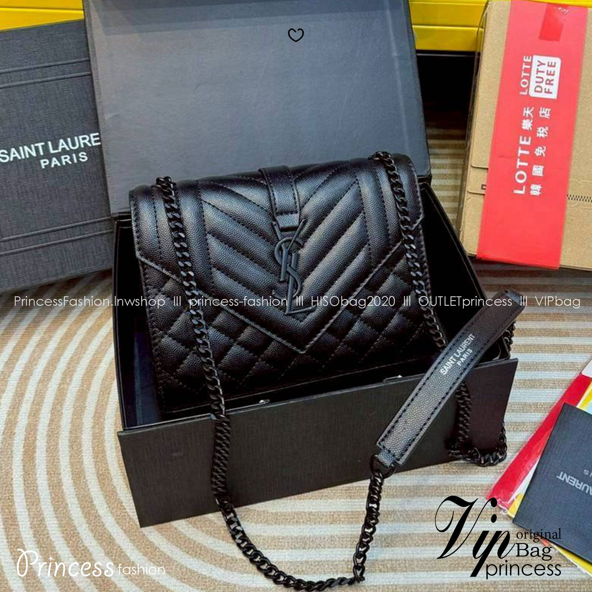YSL envelope medium in matelassé leather shoulder bag กระเป๋าสะพายไหล่สุดฮอต โทนสีดำขับผิวสวยคลาสสิคตลอดกาล ทรงสวยดีไซน์เรียบหรู ดูติดแกลมสุดๆ โดดเด่นด้วยโลโก้ด้านหน้า เพิ่มดีเทลความผู้ดี