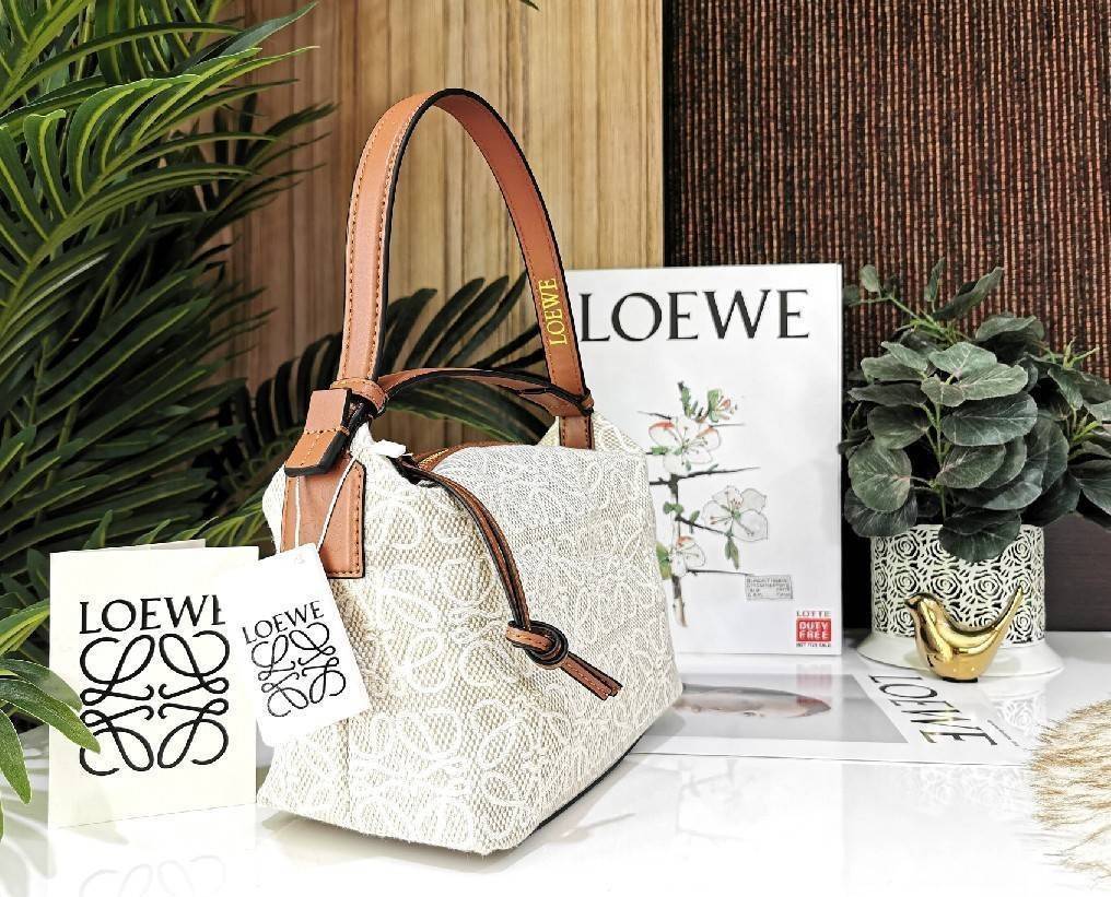 Must Have!✴️ นาทีนี้ต้อง NEW! LOEWE ANAGRAM SHOULDER BAG VIP GIFT WITH PURCHASE (GWP) กระเป๋าถือหรือสะพายพรีเมี่ยมกิ๊ฟ Limited จาก LOEWE PERFUME DUTYFREE COUNTER รุ่นใหม่วัสดุ Anagram Canvas Jacquard Fabric ผสมผสานกับหนังแท้ Calfskin ลงตัวสุดคลาสสิ