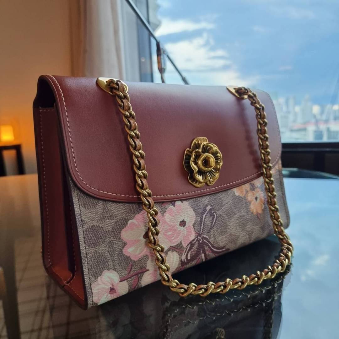 COACH 54649 PARKER IN SIGNATURE CANVAS WITH PRAIRIE FLORAL PRINT กลับมาอีกครั้ง!! กับไอเท็มสุดฮ็อต ที่สาวๆตามหากันนักหนา จัดมาแบบจุใจไปเลย ความสวยแซ่บไม่ต้องพูดเยอะ วัสดุหนังแคนวาสสลับหนังเรียบสวยคม พร้อมดีไซน์ลายดอกไม้โดดเด่น เปิด-ปิดง่ายด้วยตัวบิดล็อค ภ