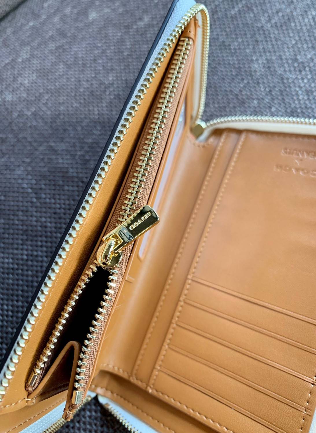 COACH X PEANUTS MEDIUM ID ZIP WALLET WITH WOODSTOCK((C4604)) 📣พร้อมส่งค่ะ! กระเป๋าเงินใบกลาง ขนาดพอดีๆ 🔺ด้านหน้าปั้มตัวการ์ตูน พร้อมตัวอักษรภาษาอังกฤษ นูนเด่นชัด ซุกซน น่ารักมากๆค่ะ ✔️เปิดปิดกระเป๋าแบบซิป ภายในมีช่องเสียบบัตรได้ถึง1