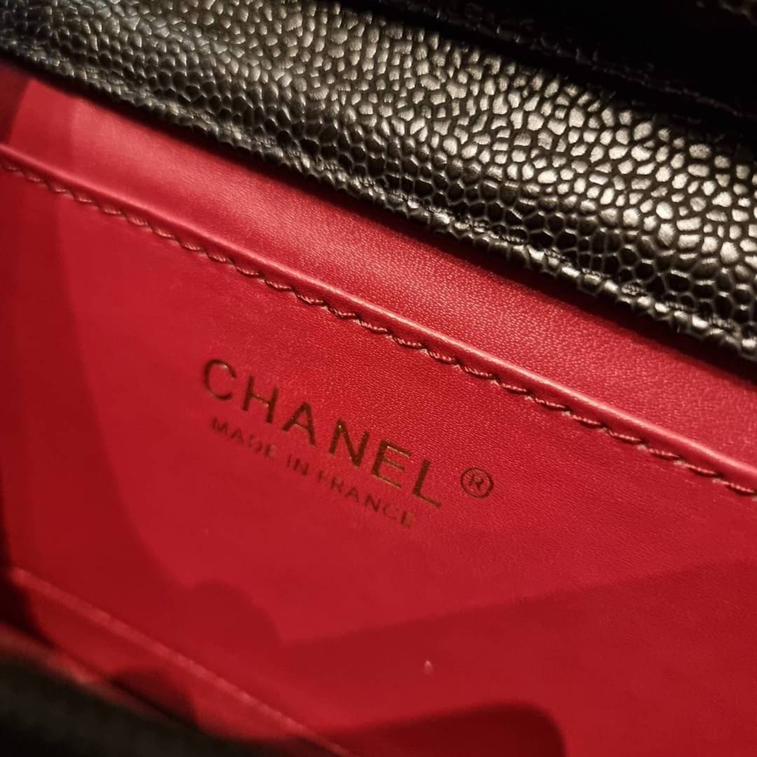 VIP 🥂 CHANEL WOC ลายวียอดฮิต กระเป๋าสะพายข้างหนังลายคาร์เวีย มาพร้อมโซ่สะพายในตัว (ถอดออกไม่ได้) อะไหล่ทองเรียบหรู ดูผู้ดี้ ผู้ดี!! เปิด-ปิดกระเป๋าด้วยกระดุมแม่เหล็ก ภายในกระเป๋าเป็นช่องโล่ง มีช่องแยก 1 ช่อง ช่องซิปกลางอีกช่อง ส่วนด้านหลังก็ยังมีอ