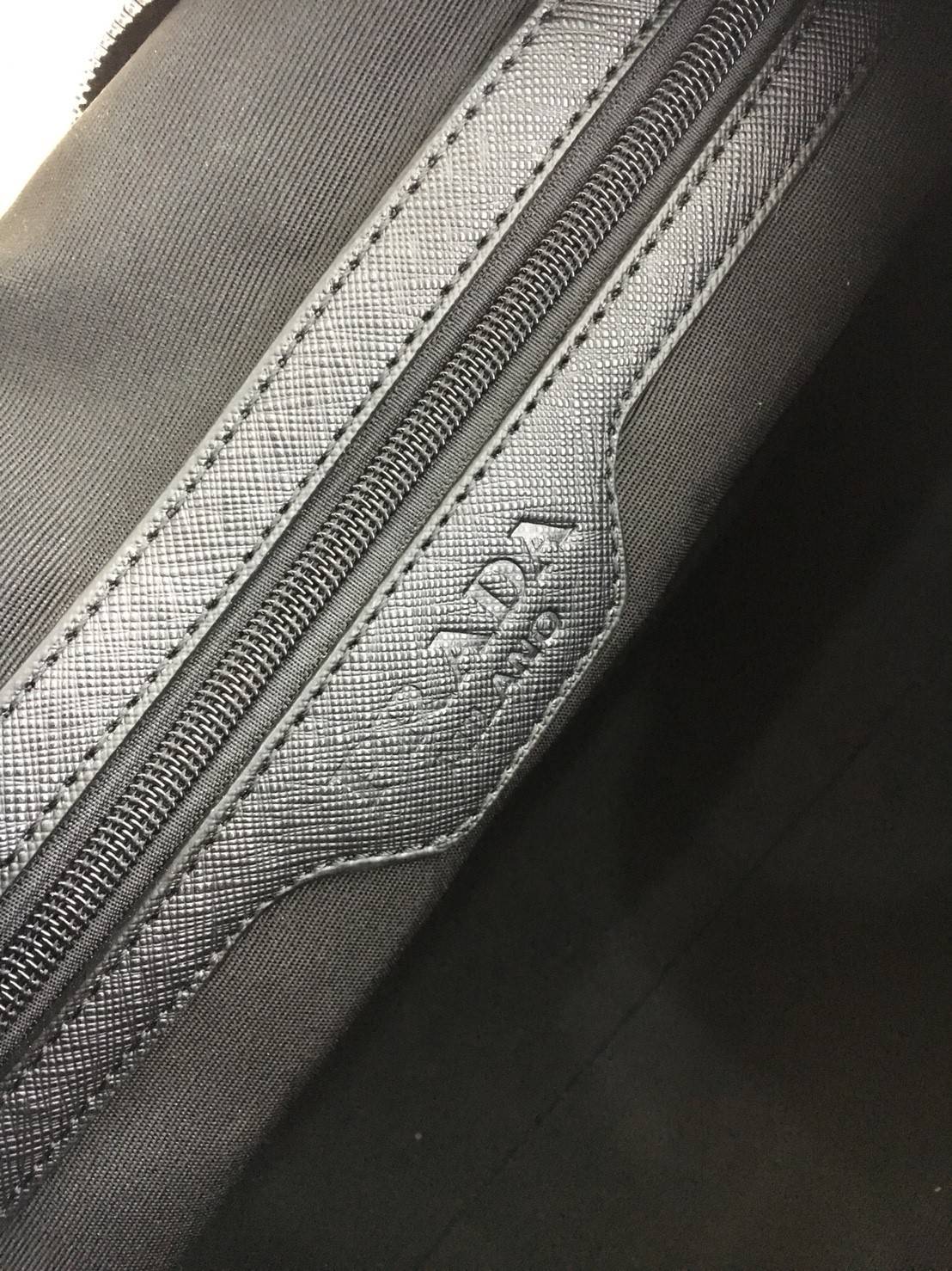 New arrival ! ของมันต้องมี♡ มาใหม่กับ กระเป๋าทรง Travel Bag ใส่ของได้เยอะมาก ไปต่างประเทศได้สบายคะ หมดห่วง **ผู้หญิงทุกคนต้องมี ตัวกระเป๋าทำจากผ้า Nylon อย่างดี สามารถกันน้ำได้ ทรงสวยมากคะ มีความอยู่ทรงในระดับนึงด้านหลังมีช่องซิป มาพร้อมอะไหล่เงิน 