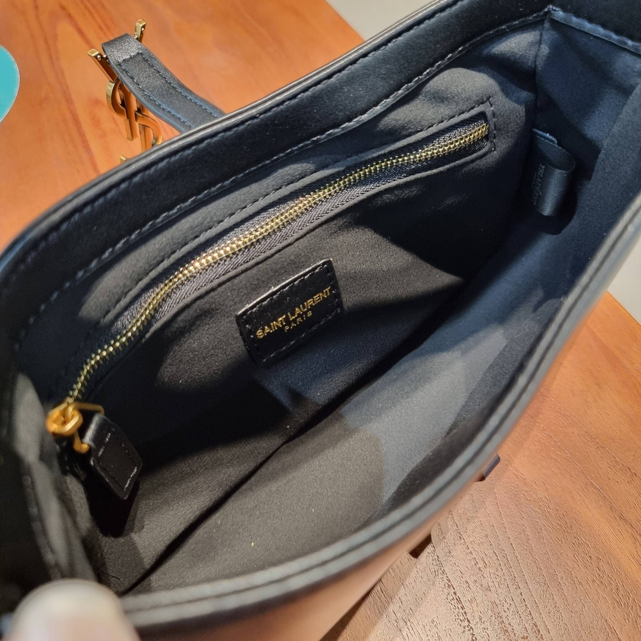 YSL LE 5 À 7 HOBO BAG IN SMOOTH LEATHER / Yves Saint laurent hobo bag กระเป๋าสะพายไหล่ ดีเทลหรู สวยครบทุกมุม ตอบโจทย์สาวๆทุกไลฟ์สไตล์ เพราะใช้งานได้ง่ายและสะดวก วัสดุหนังแท้ สัมผัสดีงาม น้ำหนักเบา ดูแพงที่สุด โดดเด่นด้วยโลโก้ สามารถเกี่ยวคล้องเพื่อล็อคปิด