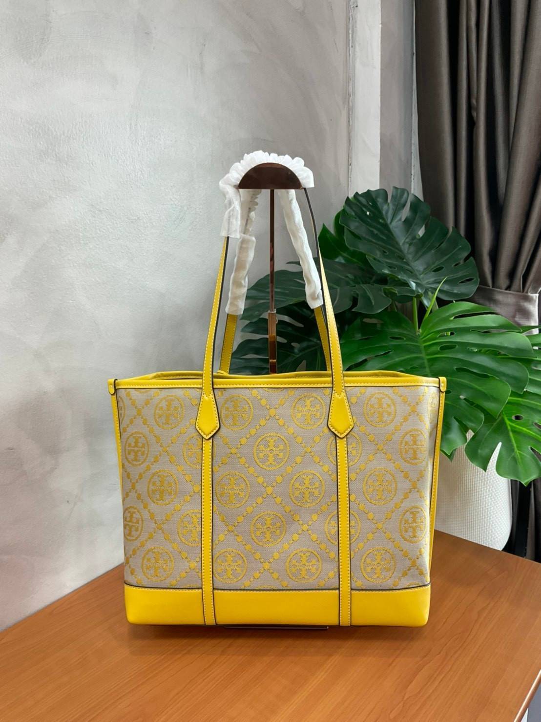 TORY BURCH T MONOGRAM TRIPLE - COMPARTMENT TOTE กระเป๋า/สะพายไหล่ทรง SHOPPING BAG วัสดุผ้าผ้าแคสวาสปักลายสัญลักษณ์แบรนด์ ตั้งอยู่ทรง สวยหรู ดูแพง จุของได้เยอะมาก ภายในแยกเป็น 2 ช่องหลัก 1 ช่องซิปตรงกลาง แบ่งเป็นสัดส่วนใช้งาน