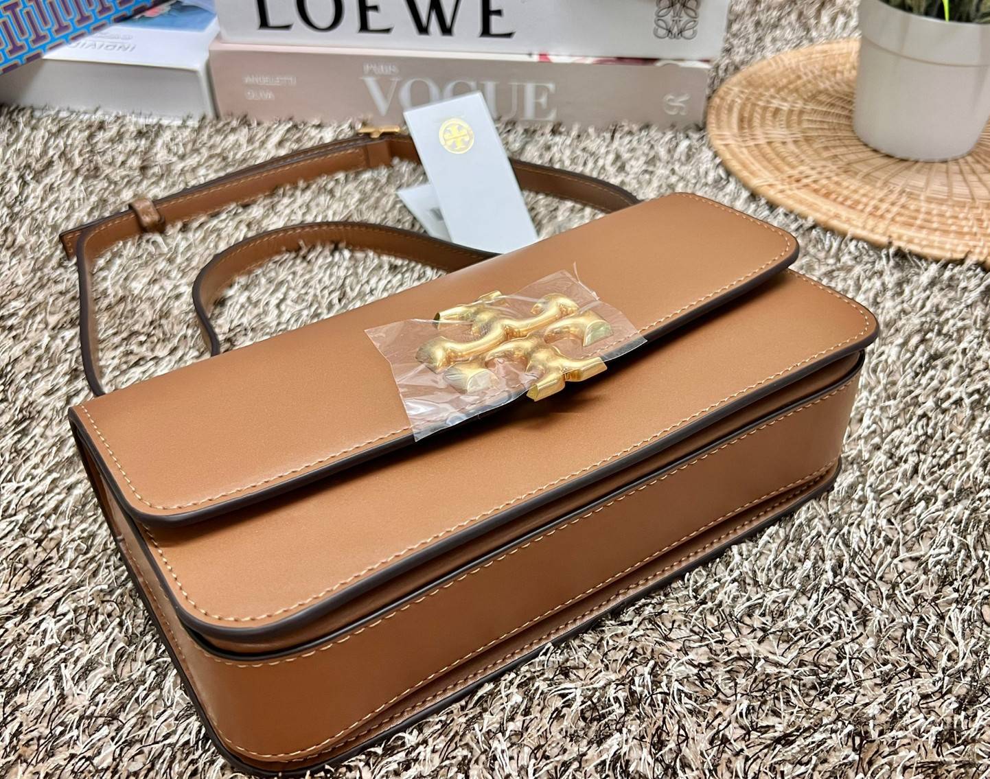 TORY BURCH ELEANOR CONVERTIBLE SHOULDER BAG ((89644)) รุ่นใหม่ สวยตามคนดังเซเลบกันเลยค่า! พร้อมส่ง ห้ามพลาดก่อนหมด ต้องมีติดตัวสักใบค่า กระเป๋าหิ้ว//คล้องไหล่ หรือสะพายข้างได้ หนังแท้เรียบ ผิวลื่น หรูมากๆสำหรับรุ่นนี้ เปิด-ปิดกระเป๋าแบบแม่เหล็กโลโก้แบรนด์