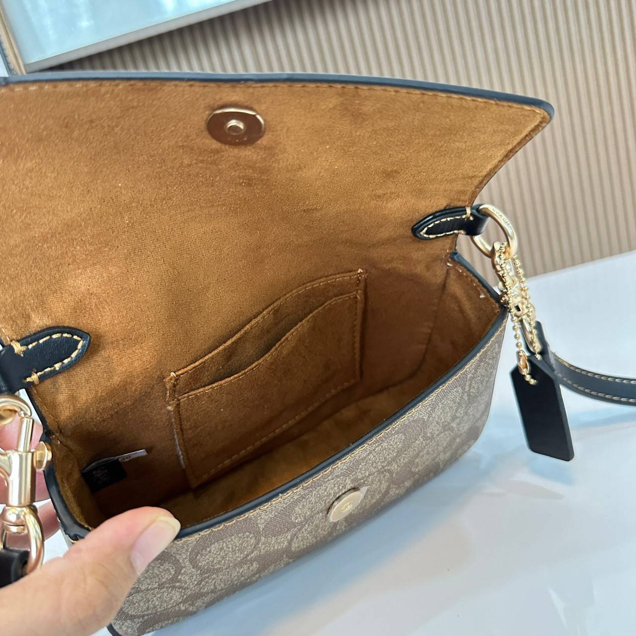 Coach Mini Josie Top Handle Crossbody In Blocked Signature Canvas (cc340) ใหม่ล่าสุด กระเป๋าสะพายหรือถือใบเล็กกระทัดรัด วัสดุหนังตัดขอบหนังแท้ ภายในช่องโล่งกว้างสามารถใส่โทรศัพท์ iPhonePro max ได้ มีช่องใส่บัตรเครดิต 2 ช่อง เปิดปิดด้วนกระดุมแป๊ก ซับในผ้า 