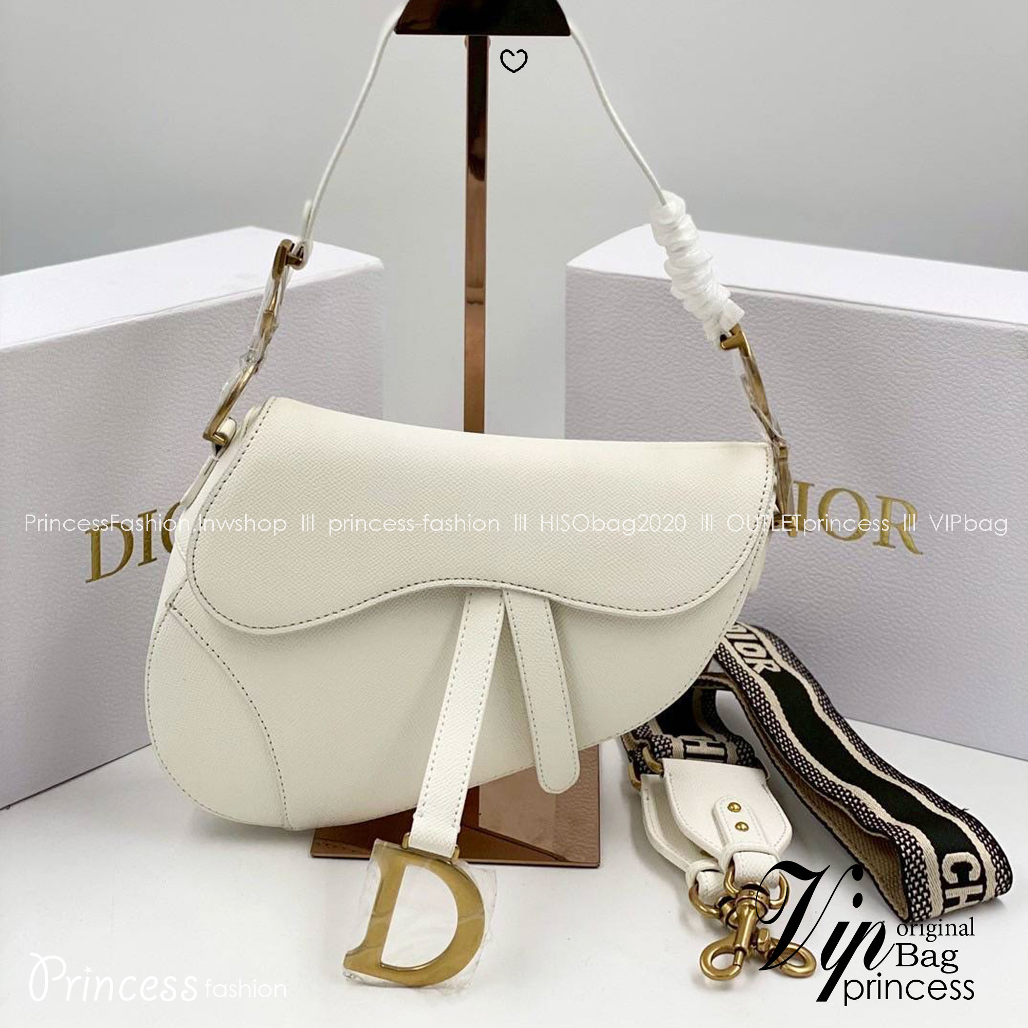 ORI หนังแท้ | DIOR Saddle Bag with Strap Grained Leather กระเป๋าถือ/สะพายทรงอานม้า รุ่นยอดนิยมที่มีเอกลักษณ์สวยงามเหนือกาลเวลา ลูกเล่นห้อยด้วยตัวอักษร D ตรงหูหิ้วมีกิมมิค CD สวยหรูดูแพง