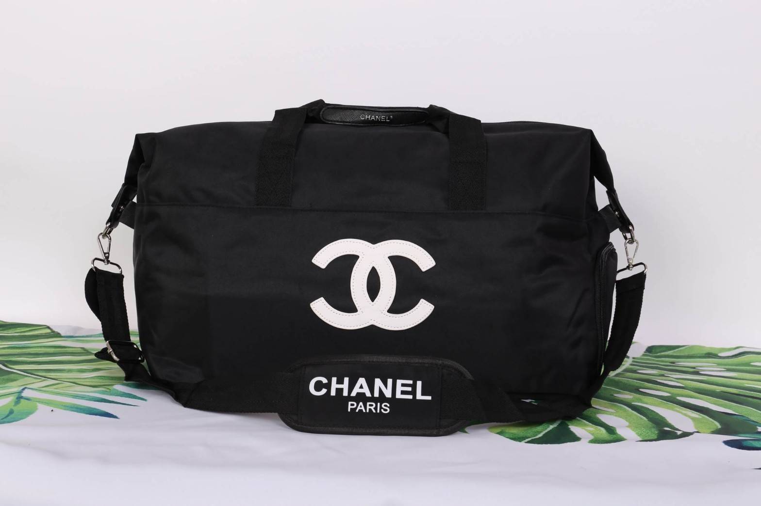 Chanel Authentic VIP Gift Bag Duffle Gym Travel สินค้าเป็นของแท้ รุ่นใหม่ จากเค้าเตอร์เครื่องสำอาง/น้ำหอมของแบรนด์- Chanel vip gift bag ของแท้ 100% ใช้เป็นกระเป๋าเดินทาง/ไปฟิตเนส ไปยิมหรือต่างจังหวัดได้สบายเลยค่ะ หัวซิปปั้มโลโก้ ด้านในเป็นช่องกว้าง และช่อ