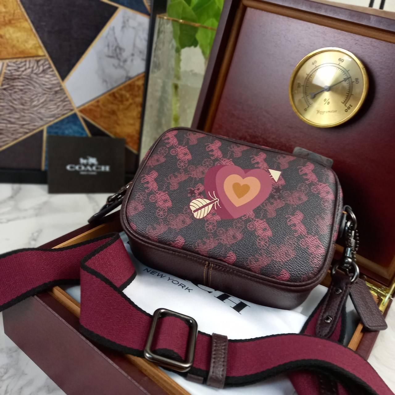 COACH Camera Bag 26, rainbow-red pattern COACH Camera Bag 16 With Horse And Carriage Print and Heart OXBLOOD (F79369 F88264) 🍁น่าใช้มากมาย รุ่นนี้มาพร้อมสายสปอร์ตใหญ่ ถอดเก็บได้ ปรับระดับได้ หนาแน่น ทนทาน จุของได้เยอะพอสมควร //วัสดุแคนวาส