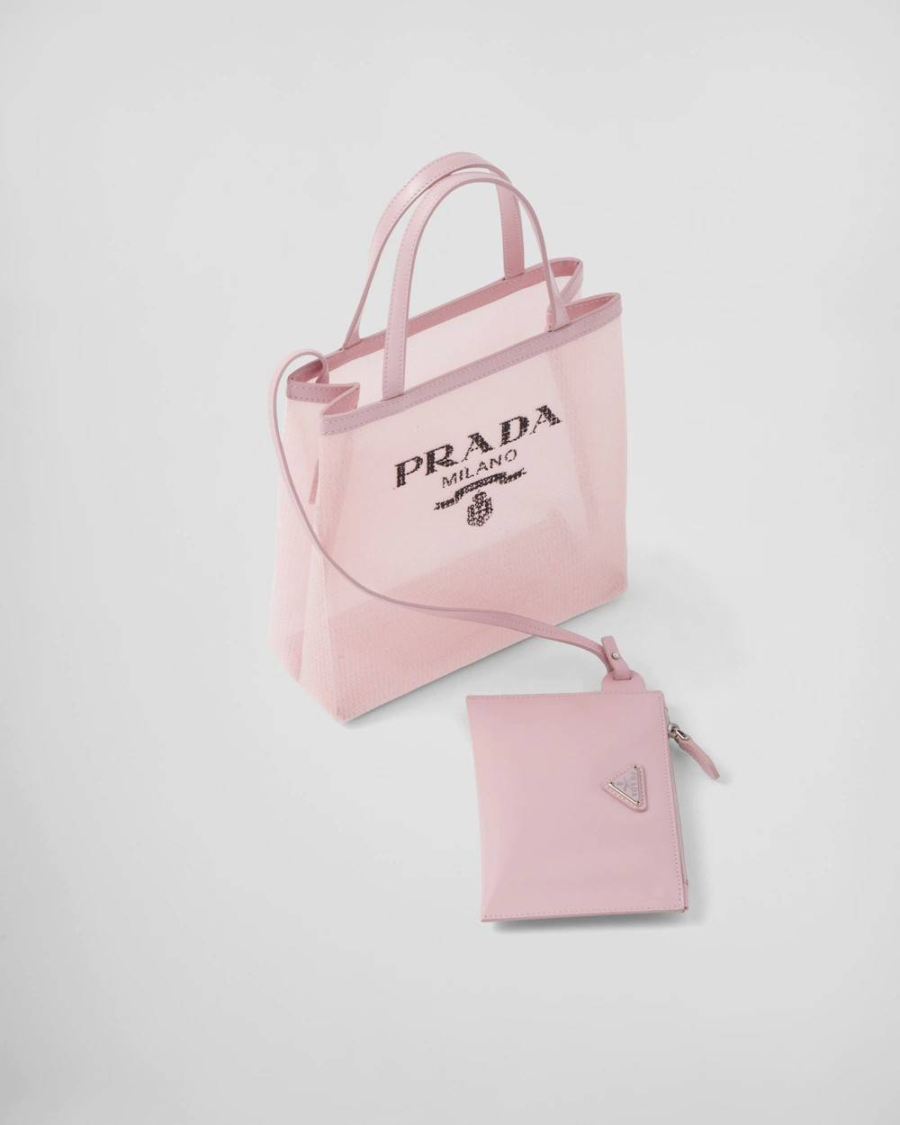 PRADA SMALL SEQUINED MESH TOTE BAG เอาใจสายแฟอีกครั้ง!! กระเป๋าทรงโท้ท ขนาดเล็ก ที่มีดีเทลฝีมือ ด้วยการเรียงร้อยแผ่นเลื่อมเป็นตาข่ายรอบใบ ตัดขอบด้วยหนังสังเคราะห์ พิเศษพร้อมใบลูกให้ด้วย ทรงใช้งานง่าย ภายในโล่งกว้าง ถือไปเรียน ไปเที่ยว ไปทำงาน พกพาง่ายสุดๆ