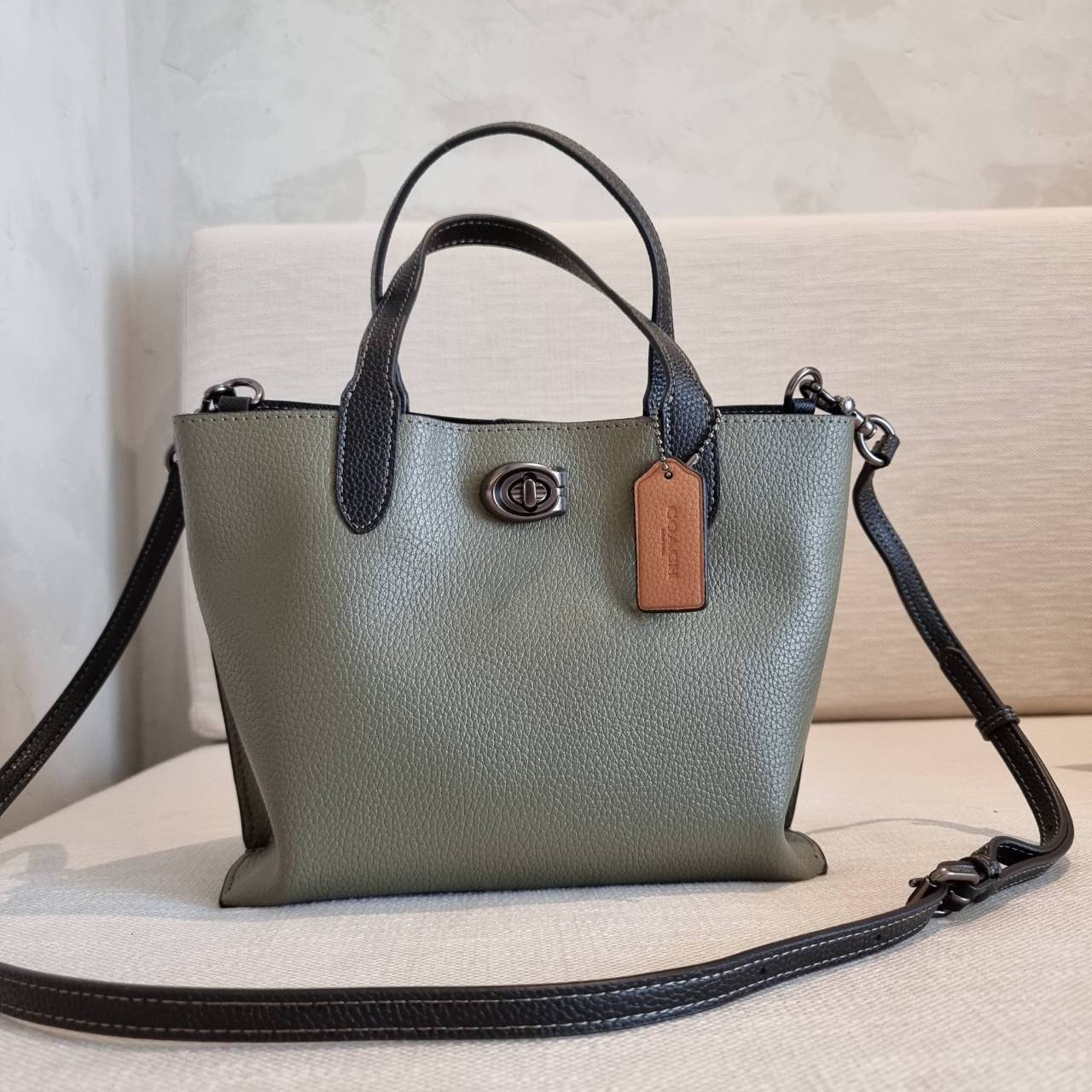 COACH C8561 C8869 WILLOW TOTE 24 IN COLOR BLOCK น้องสาวลุคลูกคุณมาแล้วจ้า กระเป๋าถือ/สะพาย ดีไซน์คัลเลอร์บล็อค ลงตัว เรียบหรู ใบจริงคือผู้ดี๊ผู้ดี ใช่ได้ทุกๆโอกาส วัสดุหนัง pepble อยู่ทรง เปิดปิดด้วยตัวบิดล็อค และอีกฝั่งเป็นกระดุมแม่เหล็ก ภายในโล่งกว้าง ใ