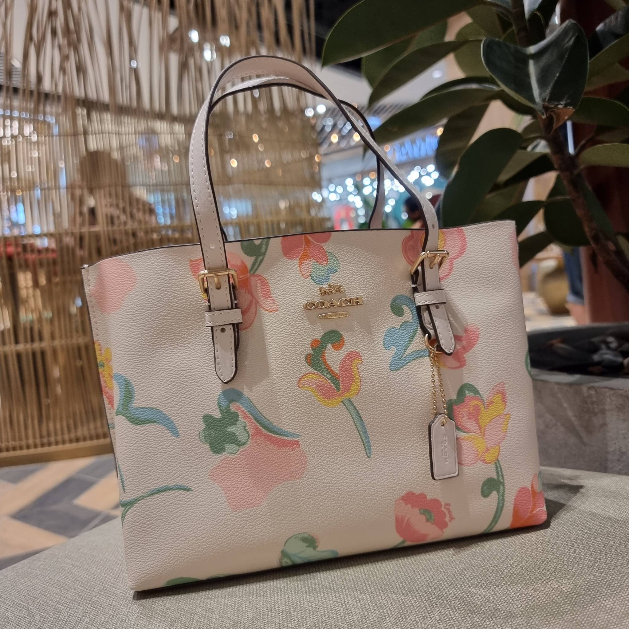 COACH C8217 MOLLIE TOTE 25 WITH DREAMY LAND FLORAL PRINT คอลใหม่ล่าสุด ยังไม่เข้า shop ไทย สวยๆแบบไม่ต้องรอพรีฯให้ยาวนาน กับกระเป๋าโท้ทไซส์เล็กที่สาวๆต่างก็ต้องปักใจรัก สวยสมใจ ดีไซน์ลวดลายดอกไม้ คละเคล้าเต็มใบ ละมุน สดใส น่าใช้สุดๆ วัสดุหนังแคนวาส ภายในโ