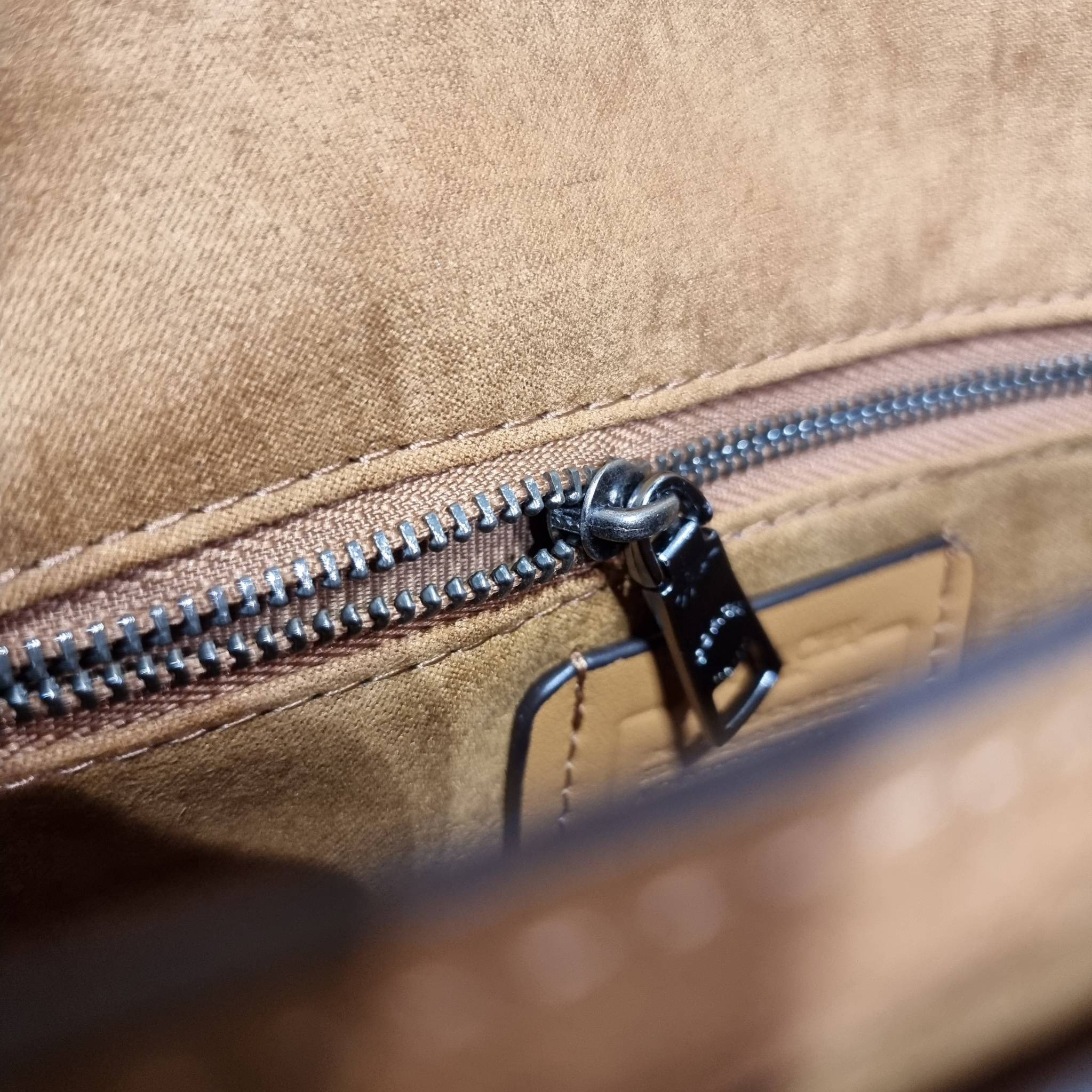 COACH C0745 BEAT SADDLE BAG WITH HORSE AND CARRIAGE PRINT The best item! ที่สาวๆรอคอย! ฮอตไฟลุก! สีหายาก ละมุนคุณหนู คอลเลคชั่นใหม่ ดีไซน์หรูหรา พิเศษมากๆมาพร้อมสายสะพาย 2 เส้น ใช้คู่กันหรือแยกสะพายก็สวยครบสูตร กระเป๋าสะพายทรง saddle คลาสสิค เปิด-ปิดด้วยก