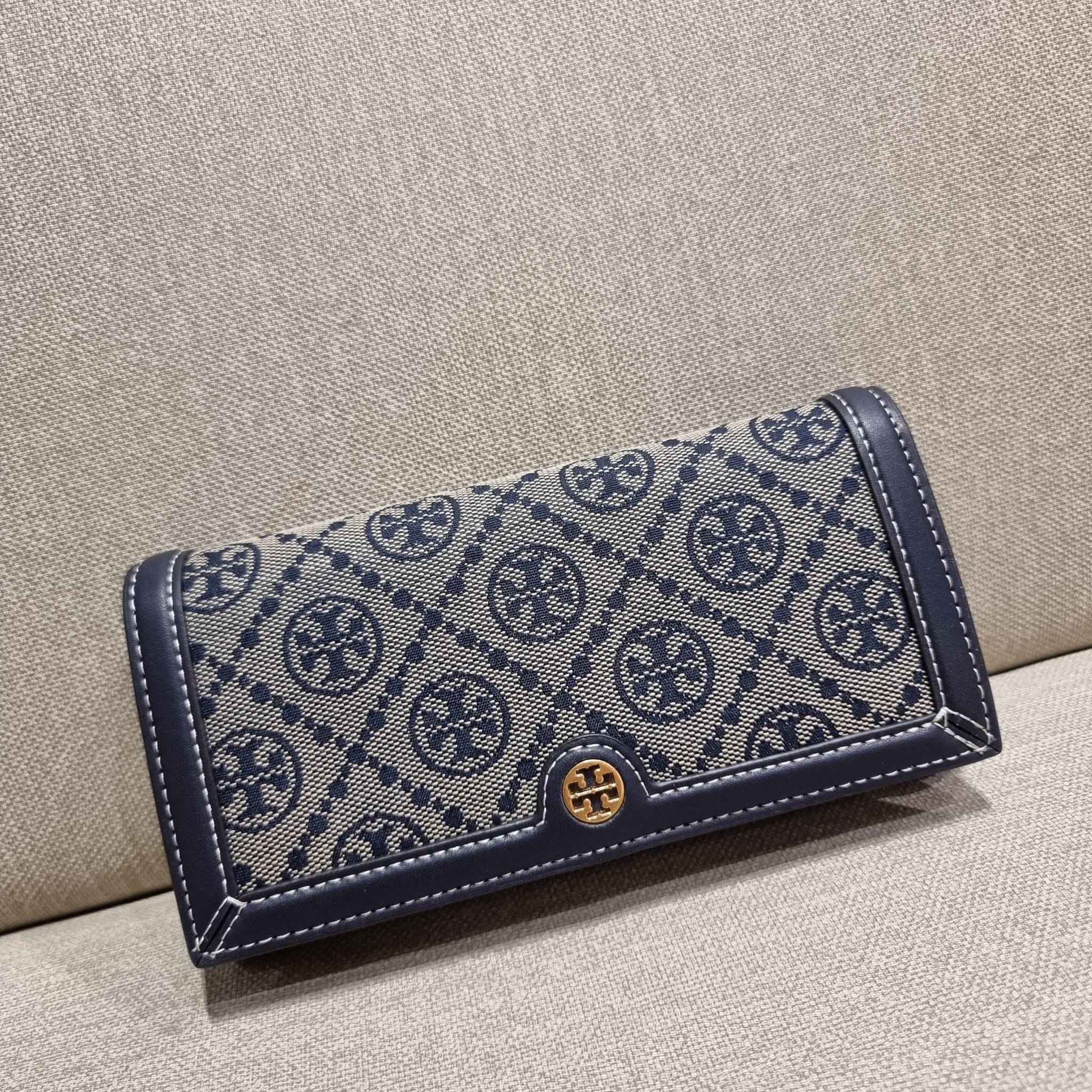 TORY BURCH T MONOGRAM JACQUARD CROSSBODY WALLET best seller ของคอลเลคชั่นนี้ ต้องไม่พลาด กับกระเป๋าสะพายกึ่งกระเป๋าสตางค์ ที่ช่วยให้ชีวิตง่ายขึ้น วัสดุผ้า jacquard ตัดสลับหนังแท้ เปิด-ปิดแบบฝาปิดแม่เหล็ก ภายในใส่ธนบัตรได้ มีช่องใส่บัตร และยังมีช่องซิปอีกด