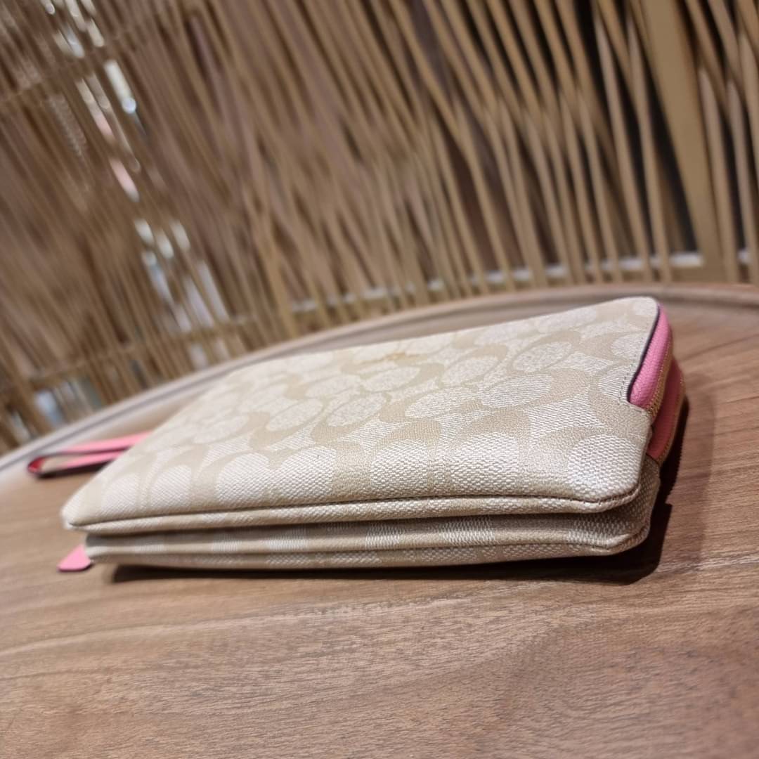 COACH F54057 DOUBLE ZIP WALLET IN SIGNATURE กระเป๋าคล้องมือ size L ใบนี้ใส่มือถือได้ทุกรุ่น ขนาดกำลังดี พกพาสะดวกมากๆ วัสดุหนังสังเคราะห์ ภายในเป็นผ้าสีสวยคม ใส่ธนบัตร ใส่บัตรได้เยอะ ใส่มือถือได้สบายๆทุกรุ่น ตอบโจทย์สาวๆที่ไม่ชอบพกเยอะวุ่นวายจ้า ใบนี้เอาอ