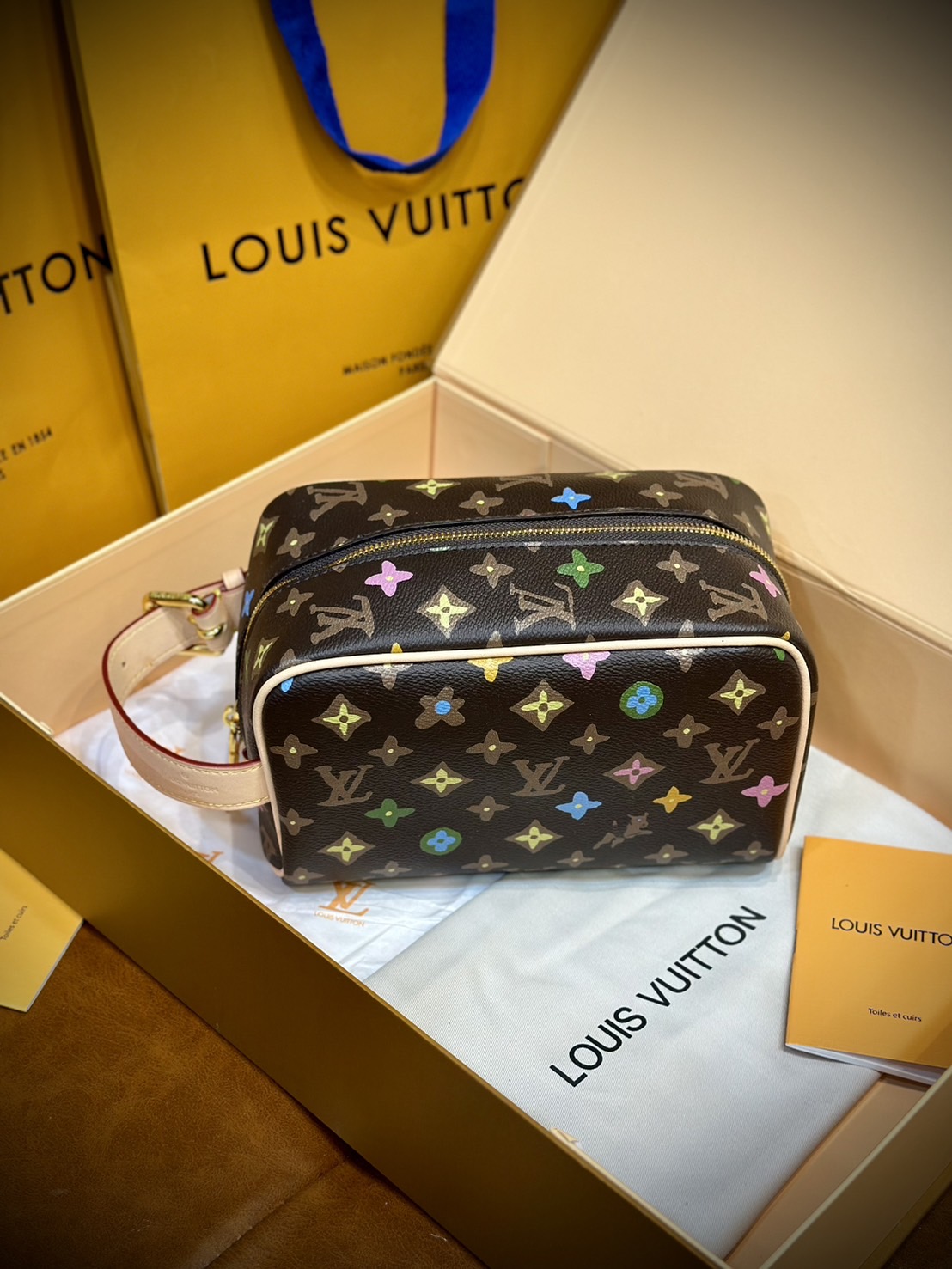 LV Trousse Toilette Locker Dopp Kit / LV Clutch Bag 22cm กระเป๋าถือทรงพอชหรือคลัช แบบคลาสสิกสวยงามเป็นเอกลักษณ์ มีหูหิ้วพกพาสะดวก เกรดออริ