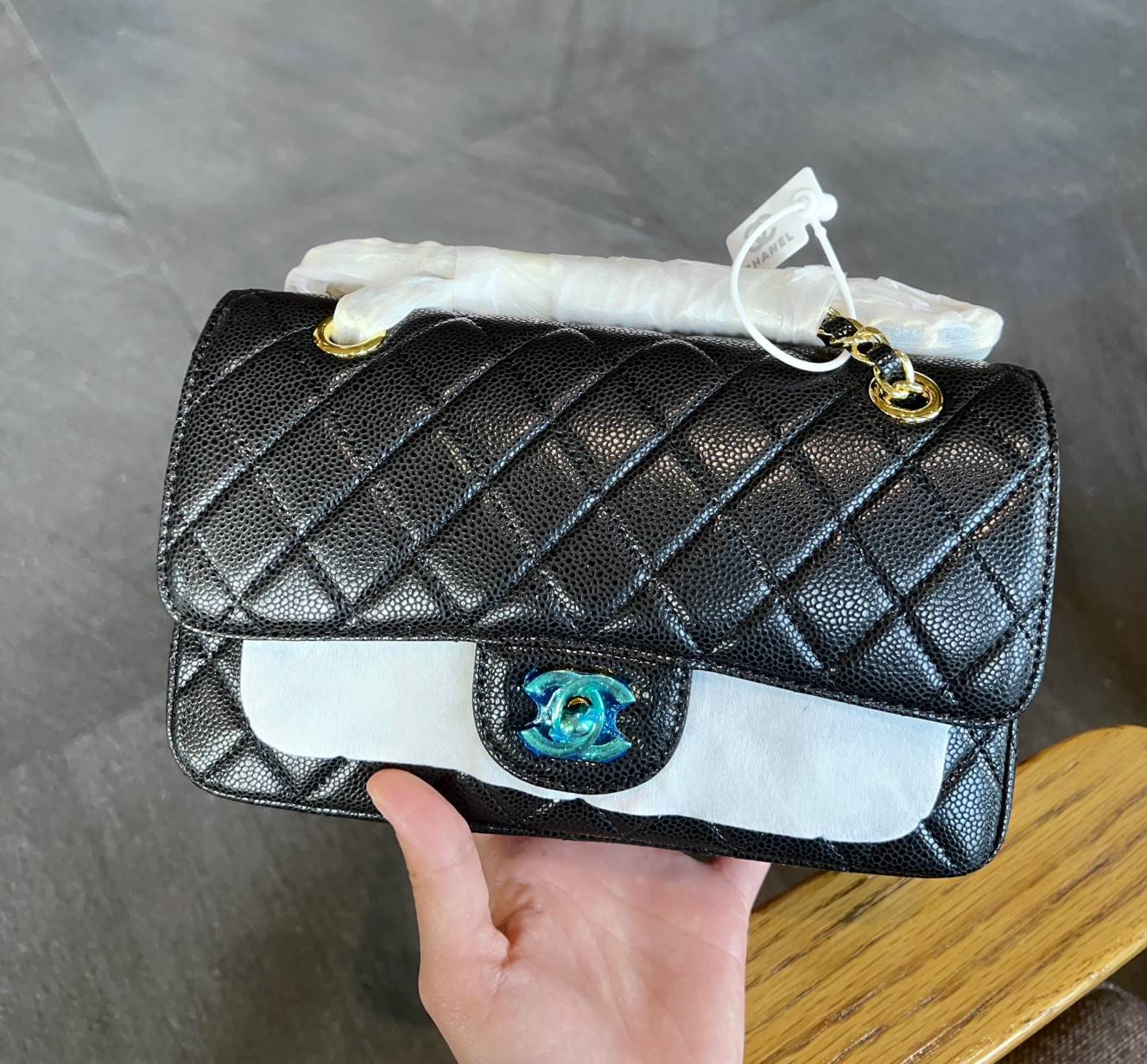 CHANEL CLASSIC CAVIAR LEATHER BAG กระเป๋าคลาสสิกรุ่นยอดนิยม รุ่นที่ใช้ได้ทุกยุคทุกสมัยจริงๆ ไม่มีคือพลาดที่สุด ^^ สวยยันเงาค่าสาวๆ! 🧡 เกรดออริจินอล ใช้งานต่างประเทศได้