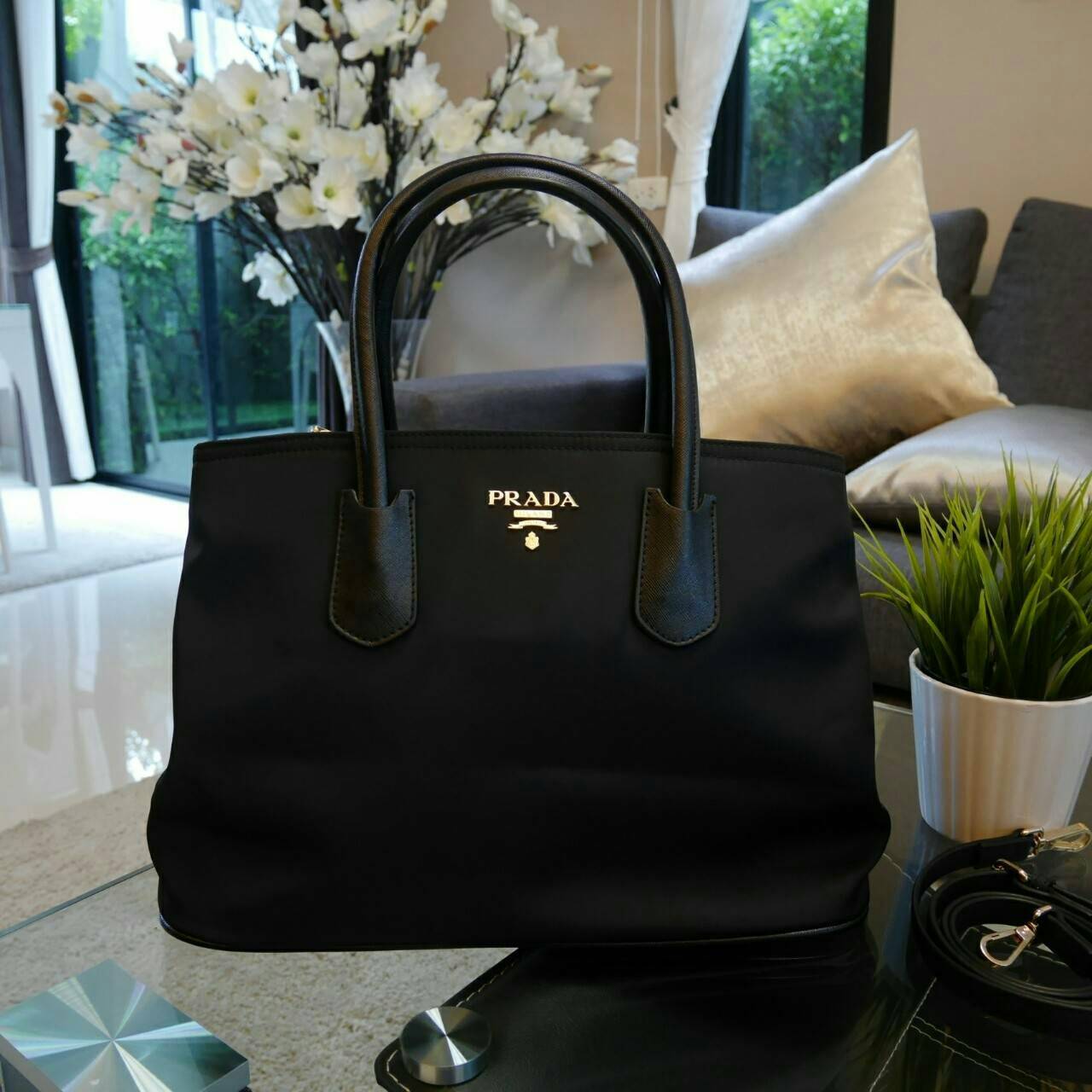 New item! Prada Nylon handbag กระเป๋าถือสะพาย **ทรงยอดฮิต มาแล้วค้า จากงานพรีเมี่ยมกิ้ฟใหม่ บอกเลยว่า ใบนี้ Nylon สลับหนัง สวยคุ้มสุดๆคะ ด้านหน้าประดับด้วยโลโก้แบรนด์สวยหรู ด้านในมีช่องซิปแบ่งอีกหลายช่อง มาพร้อมป้ายหนังแท็กห้อยประบดับเก๋ๆ ด้านข้างมีกระดุม