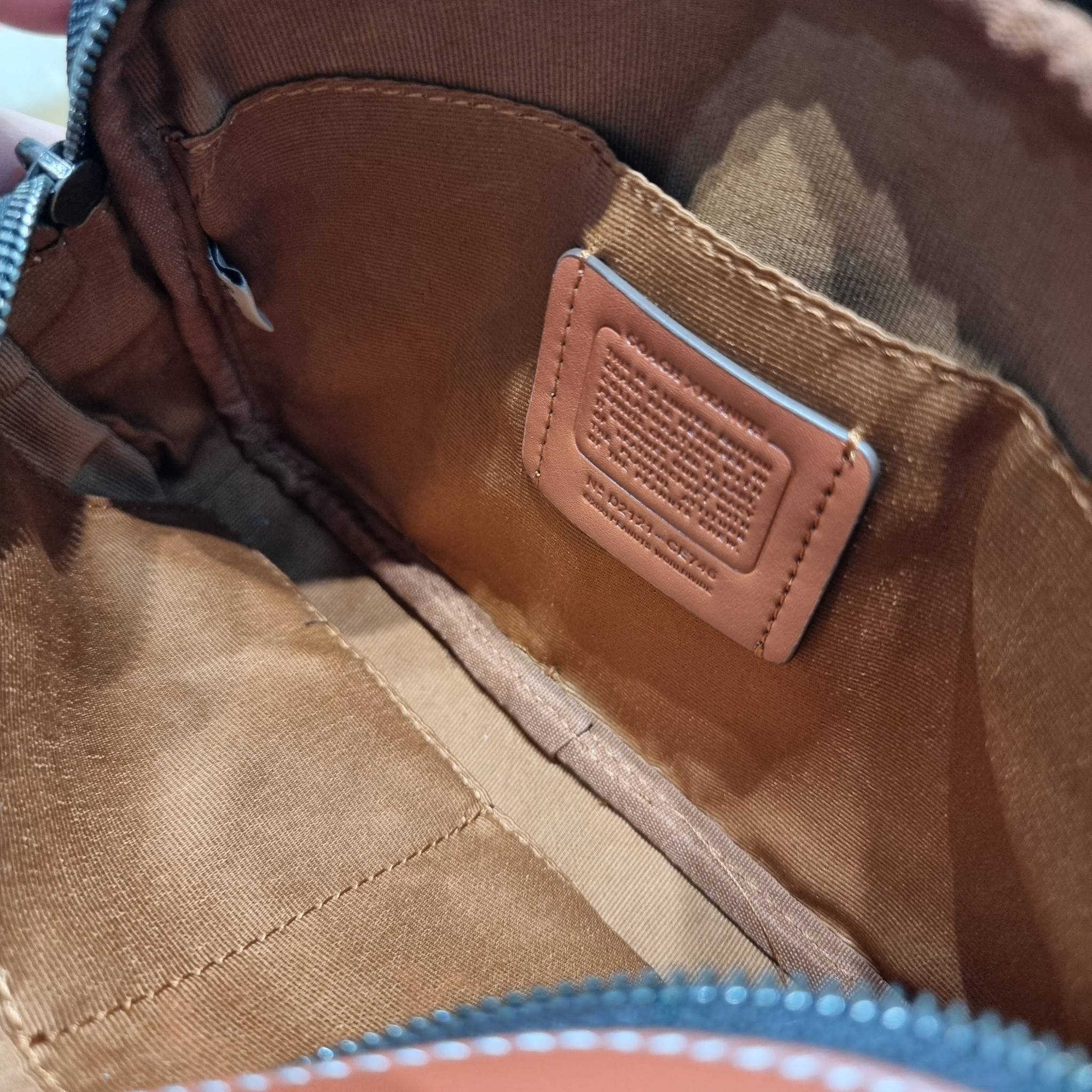 Coach X Peanuts Graham Crossbody In Signature Canvas With Patches CE746 กระเป๋าครอสบอดี้ทรงยอดฮิต กับคอลเลคชั่นใหม่ เฉลิมฉลองเทศกาลคริสต์มาส รุ่นนี้สามารถใช้ยูนิเซ็กส์ สาวๆหนุ่มๆได้หมด น่ารักน่าใช้เกิน!! รูปทรงดีไซน์คลาสสิค สีสันโดดเด่นสดใส ใช้งานสะดวก วั