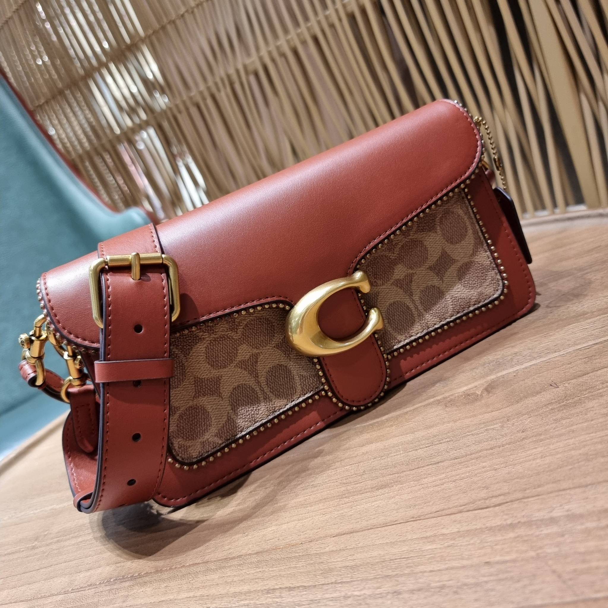 COACH TABBY SHOULDER BAG 26 IN SIGNATURE CANVAS WITH BEADCHAIN (6793,91215) กระเป๋าสะพายไหล่ ดีไซน์วินเทจย้อนยุค สวยคมชัด คลาสสิคใช้ได้ทุกลุค วัสดุหนังแท้สลับหนังแคนวาสเคลือบลาย เปิด-ปิดด้วยแม่เหล็กในตัว รับรองแน่นหนา ด้านหลังมีช่องแยก ภายในเป็นช่องโล่ง ข