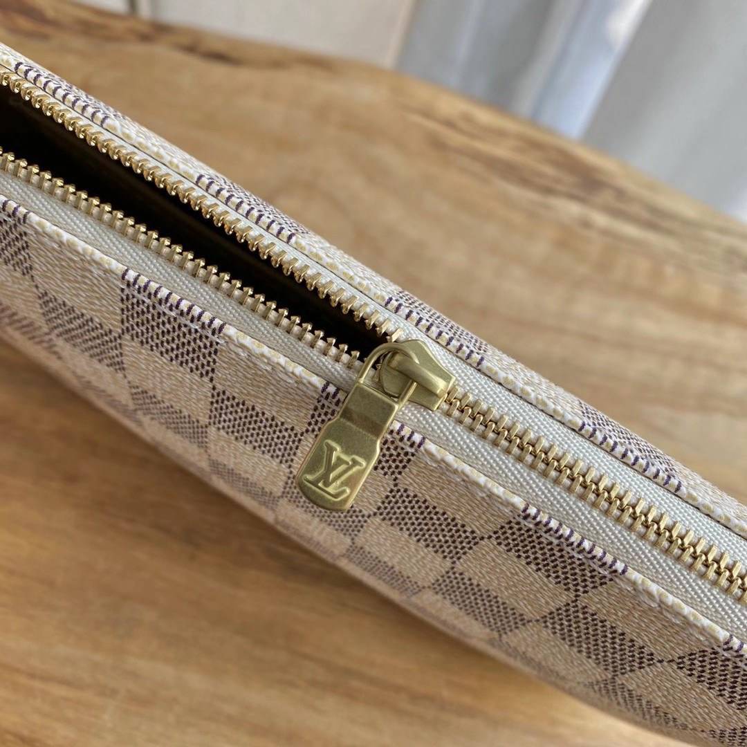 หนังแท้ LOUIS VUITTON MONOGRAM POCHTE ACCESSORIES BAG พร้อมส่งที่ไทย รุ่นฮิตตลอดกาล ต้องมีไว้ครอบครองจ๊ะ ที่สำคัญไม่ต้องเสียตังเยอะซื้อของแท้ก็ได้งานที่เทียบเท่าของแท้เพราะสำหรับรุ่นนี้เราอัพเกรดมาแล้ว งานละเอียดทุกตารางนิ้ว หนัง&อะไหล่นำเข้า การวางลายตรง