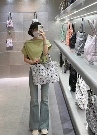 Bao Bao Issey Miyake ROCK MATTE ซีรีส์นี้จะเป็นทรงสี่เหลี่ยมผืนผ้า มีซิปปิดด้านบน ถือเป็นรุ่นที่เหมาะกับการใช้งานในชีวิตประจำวัน สามารถพับมุมและบริเวณด้านล่างของกระเป๋าเพื่อเพิ่มความสะดวกสบายในการใช้งาน ทั้งยังช่วยให้วางกระเป๋าในแนวตั้งได้อีกด้วย แผ่นต่อส