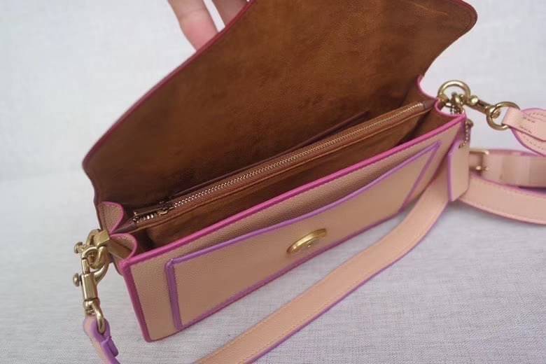 OUTTLET 】Coach Tabby Shoulder Bag 26 กระเป๋าหิ้วได้//คล้องไหล่ได้//สะพายข้างได้ ใบเดียวสุดคุ้มค่ะ! เปิดปิดกระเป๋าแบบกระดุมแม่เหล็ก มีอะไหล่Cตัวใหญด้านหน้าบ่งบอกถึงความหรูทีเดียวค่ะ ใส่กระเป๋าเงินใบยาวได้ มีช่องซิปกลาง;ช่องเล็กใส่ของจุกจิก;ช่องด้านหน้าหนึ่