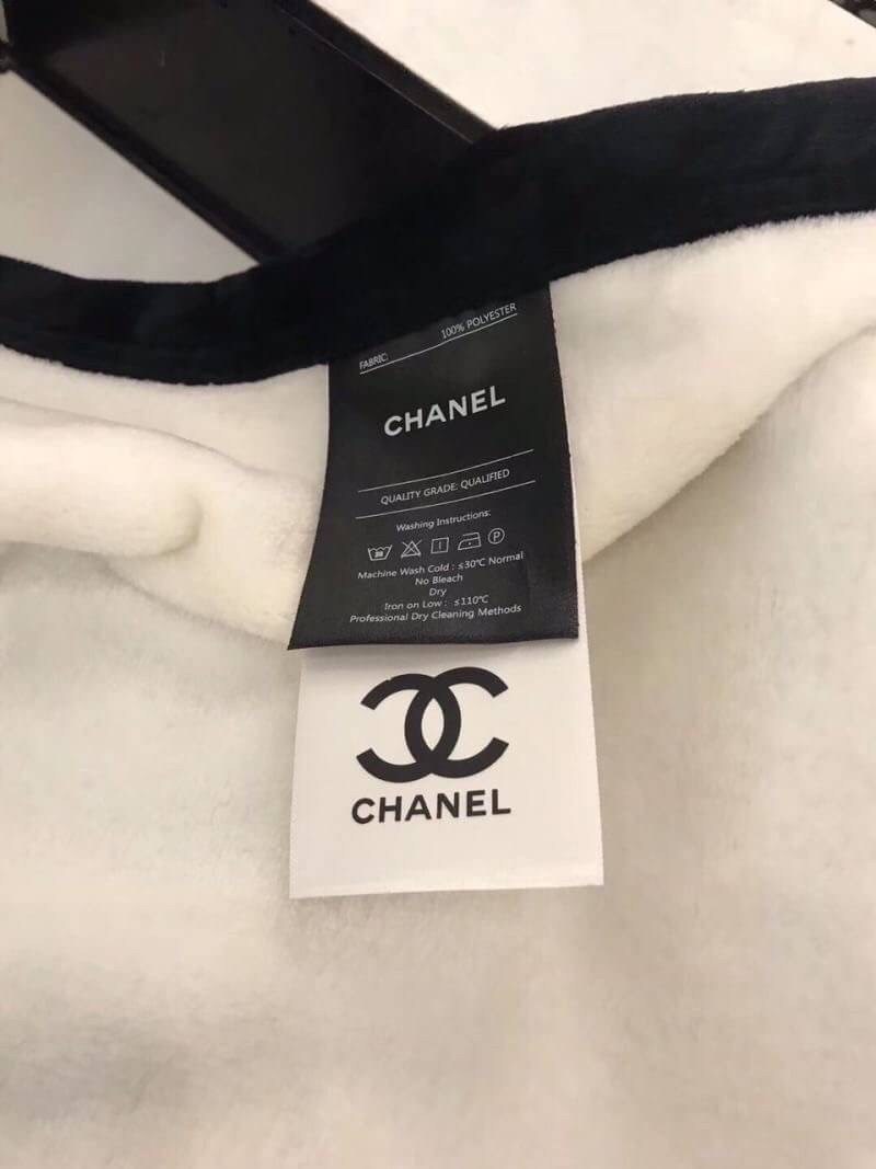 VIP GIFT 】Best Gift! Chanel Blanket พร้อมส่งไอเท็มแนะนำ ผ้าห่มนุ่มนิ่ม ขนปุยๆๆ สบายผิวมาก เนื้อผ้านิ่มฟูนุ่มใช้ได้ทุกโอกาส ขนาดกำลังดี พกพาสะดวก สามารถพกไว้ใช้ในรถ ใช้ในออฟฟิศได้ จะซื้อใช้เองหรือมอบเป็นของขวัญก็ดูดีพร้อมส่งที่ไทย ราคาสุดคุ้มไม่ต้องรอพรีฯ
