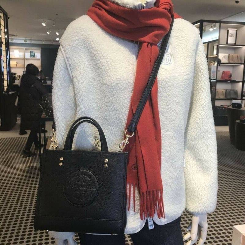 ใหม่ล่าสุด อดใจยังไงไหว COACH Dempsey Field Tote 22 C5268 โทนสีขาวล้วน ดำล้วน สุดคลาสสิก พร้อมส่งความสวยที่ไทยค่ะ! กระเป๋าทรง Tote ขนาดพอเหมาะลำตัว พกพาง่ายสะดวกได้กับทุกๆวัน ด้านหน้าปั้มโลโก้แบรนด์ตัวใหญ่สวยค่ะ;เปิดปิดกระเป๋าแบบกระดุมแม่เหล็ก ภายในใส่กระ