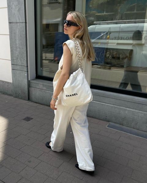 CHANEL 22 LEATHER HANDBAG พร้อมส่ง 2 สี ทรงยอดฮิตในปี 2023 กระเป๋าหิ้วหรือคล้องไหล่ได้ หนังอย่างดี หนังนิ่มมากๆ ยืดยุ่นได้ดีมีความทนทาน