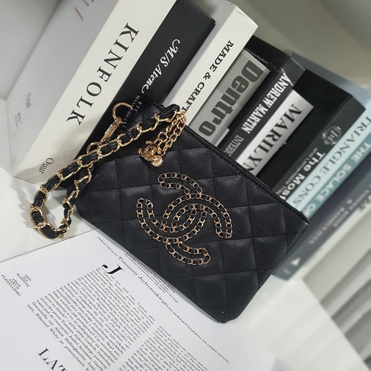 SIZE MINI พร้อมส่งรุ่นขายดี!!! Don't Miss! Chanel Clutch Bag VIP Gift With Purchase (GWP) กระเป๋าคลัชแบนหรือกระเป๋าสตางค์ GWP จาก Chanel Cosmetic Counter Duty free วัสดุหนังคาเวียร์สวยหรูเปิดปิดด้วยซิปสะดวกใช้ ด้านหน้าประดับโลโก้แบรนด์อะไหล่ทองและมี1