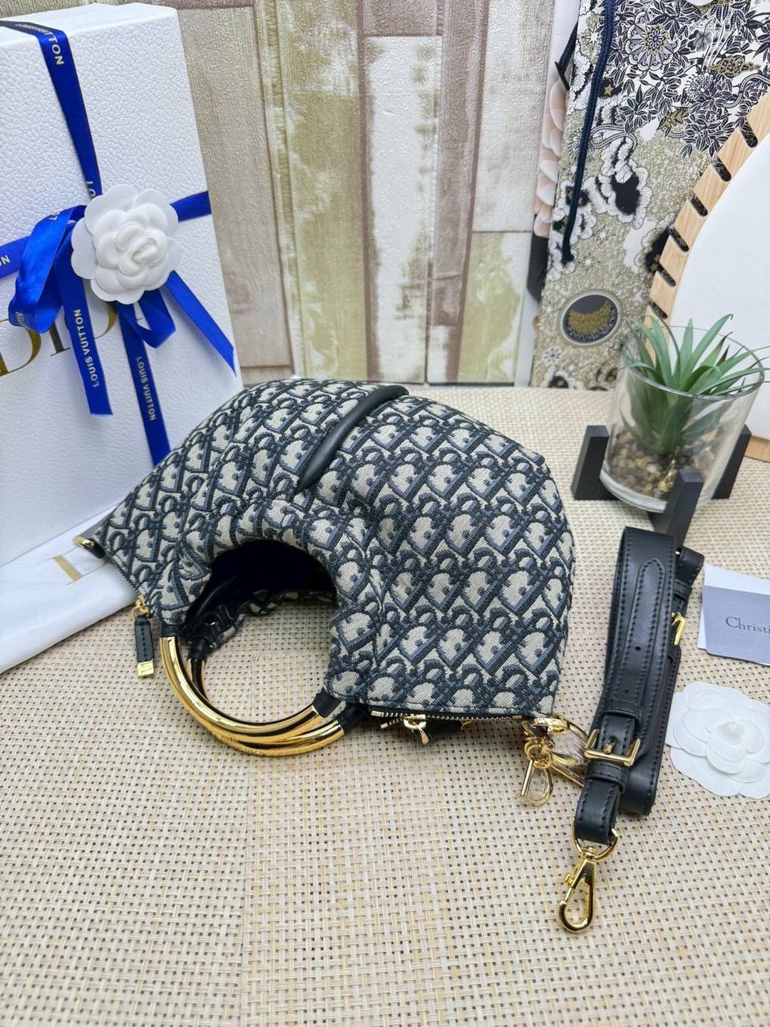 ORI หนังแท้ | DIOR Walk in Dior Purse Blue Oblique Jacquard / diorclutch กระเป๋าสะพายทรงคลัชสุดลัคชู หรูหราเกินเรื่อง ดีไซน์ใหม่มาแรงมาก! โดดเด่นด้วยหูจับทรงโค้งสีทอง ดูแพงสุดๆ