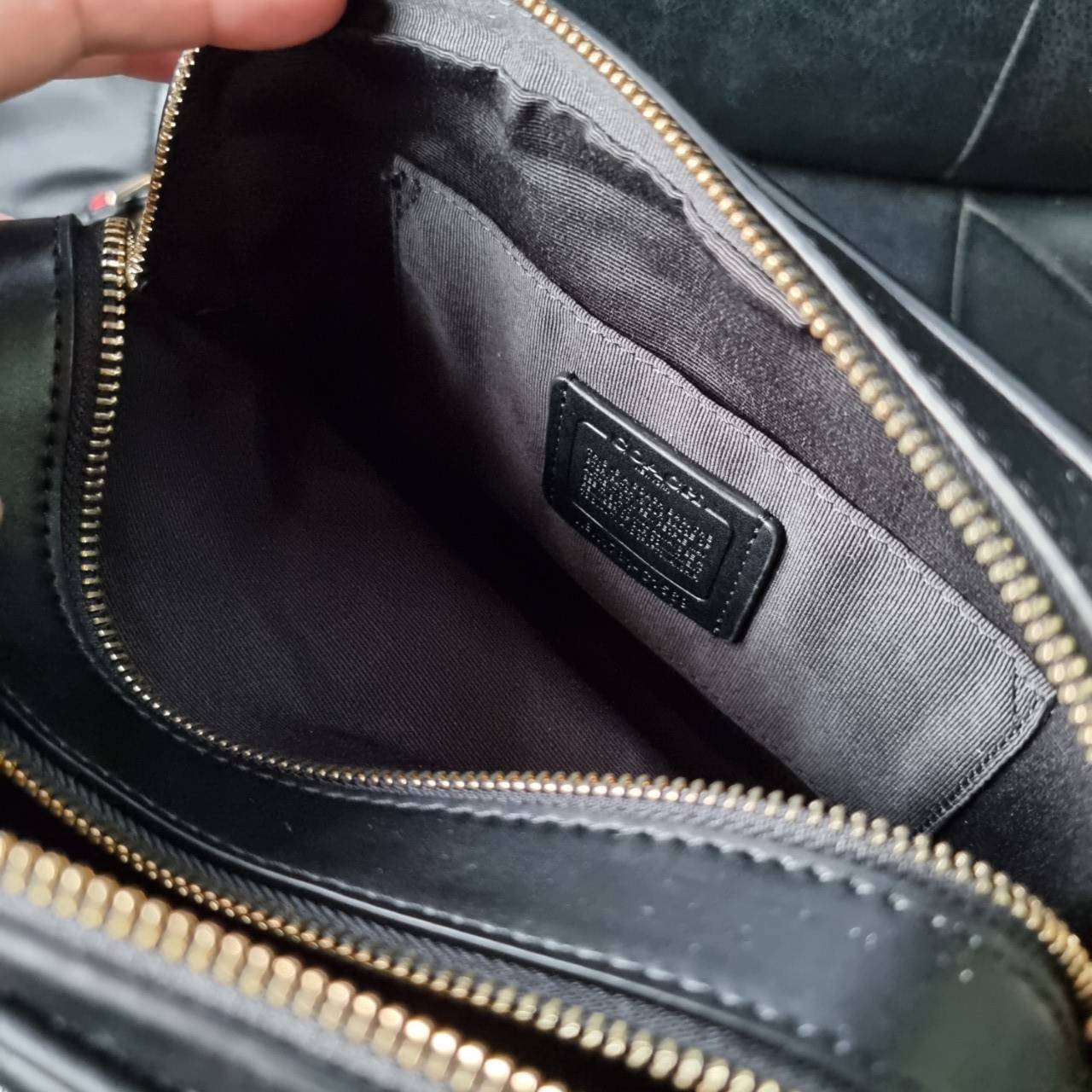 COACH C1569 JES CROSSBODY WITH LINEAR QUILTING ใหม่ล่าสุด!! กระเป๋าสะพายข้าง รุ่น 2 ซิป ใบใหญ่จุใจ ดีไซน์ใหม่ เพิ่มลูกเล่นให้ดูหรูหรายิ่งขึ้น วัสดุหนังสังเคราะห์บุเป็นลายเส้นสวยงาม เปิด-ปิดด้วยซิป 2 ช่องหลัก ใช้งานง่าย ทรงสวยมากๆรุ่นนี้ มาพร้อมสายสะพาย cr