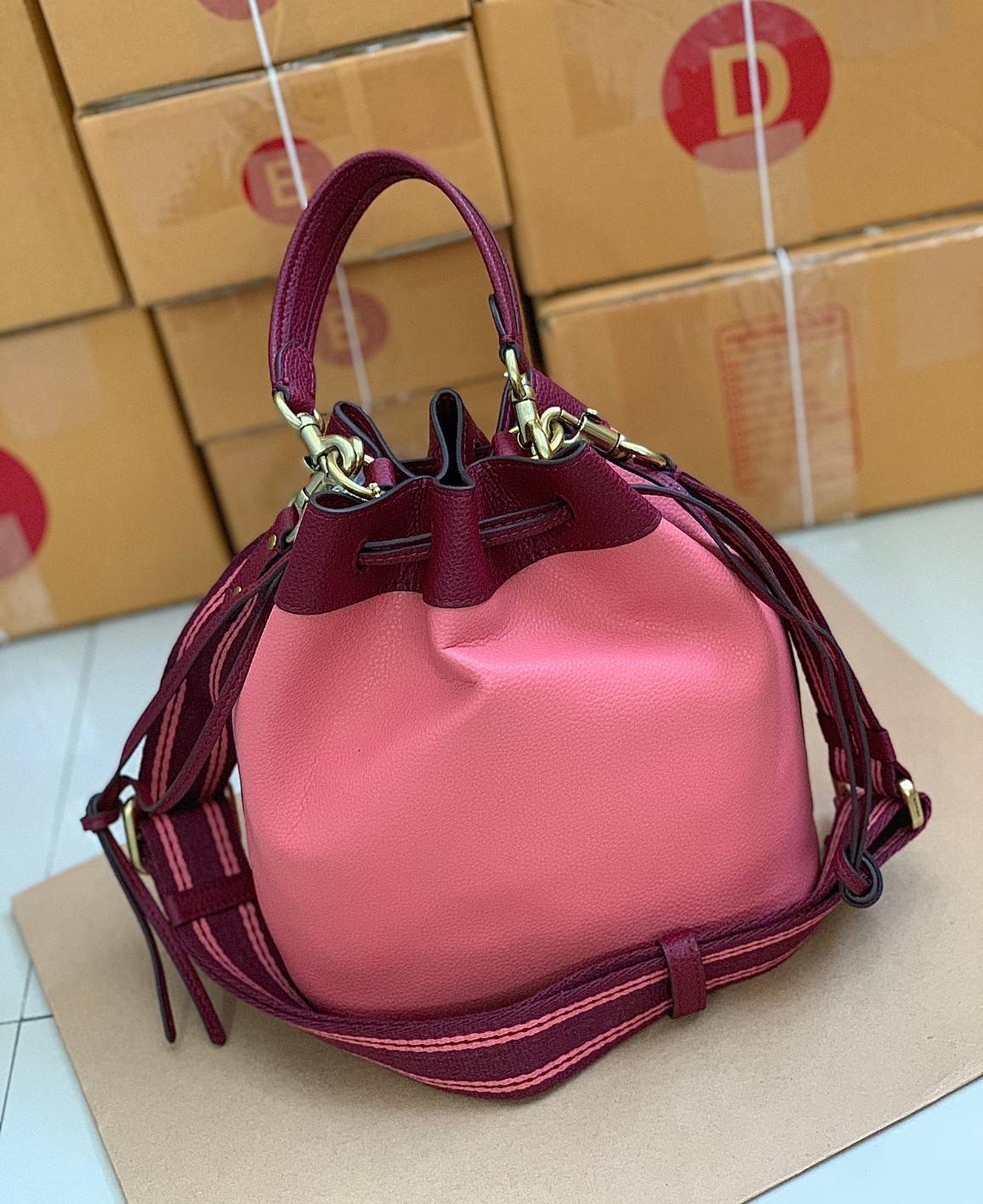 COACH Color-Block Leather Field Bucket Bag ((C3850//C3851)) พร้อมส่งที่ไทย ใหม่ล่าสุดค่ะ! กระเป๋าทรงขนมจีบ สุดฮิต ใช้ได้กับทุกๆวัน หนังแท้ลายหนังสวยนิ่มมือดีค่ะ ด้านหน้ามีโลโก้แบรนด์ตังใหญ่ ปากกระเป๋าแบบหูรูด ปล่อยหนังห้อยยาวลงมา ภายในกระเป๋ากว้างใส่กระเป