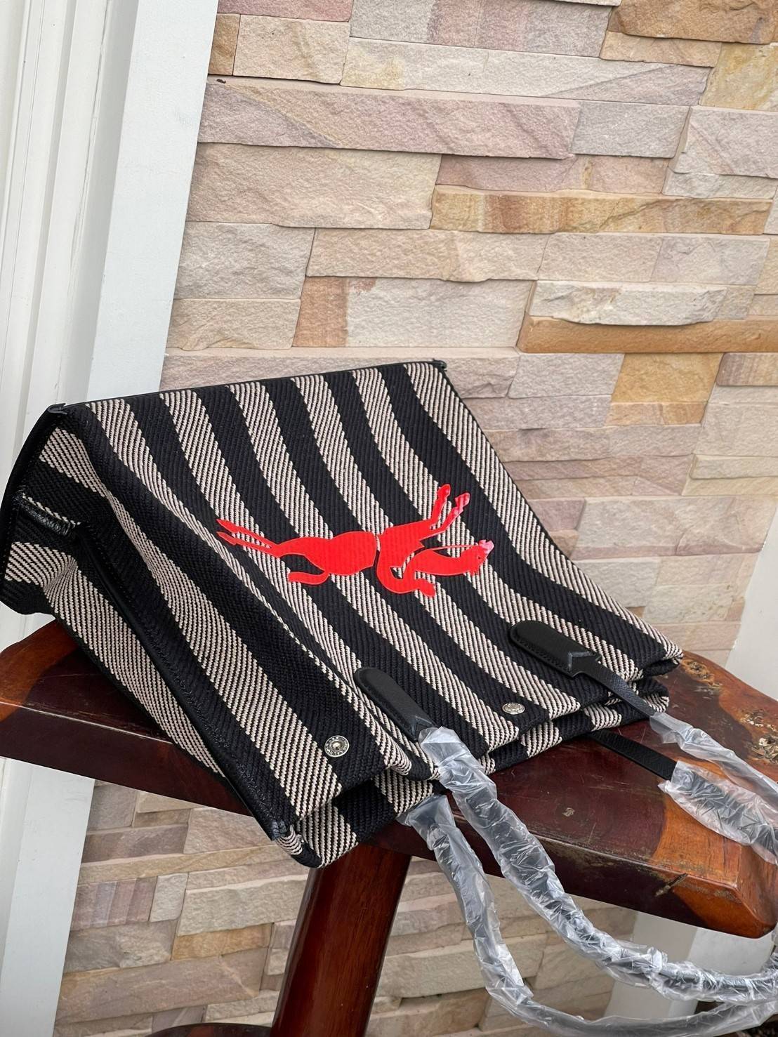 Longchamp Essential Stripes shoulder bag อีกหนึ่งคอลเลคชั่นสำหรับใครที่ต้องการกระเป๋าแบบใช้งานได้ในหลาย ๆ โอกาส การเลือกกระเป๋าขนาดเล็กย่อมไม่สะดวกและไม่ครอบคลุมต่อการใช้สอยอย่างแน่นอน Longchamp รุ่นนี้สามารถตอบโจทย์ ในการใช้งานที่หลากหลายขึ้น เพราะบางครั