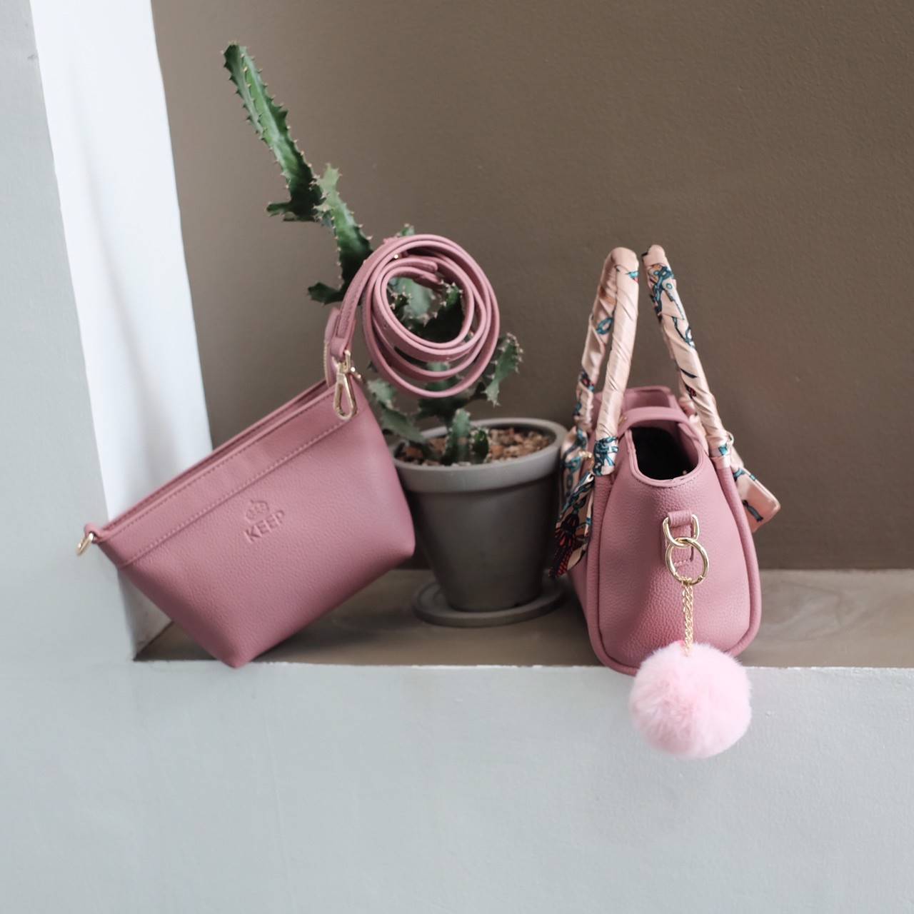 กระเป๋าทรงน่ารักๆ รับ Summer นี้เลยค่า KEEP ‘ Basket ‘ Handbag > ทรงน่ารัก (ราคานี้แถม ปอมๆ และผ้าพันหูกระเป๋าให้ 2 ผืน เข้า Set ) > มีใบเล็กด้านใน ให้อีก 1 ใบ สามารถเอาออกมาใช้สะพายได้ ( เหมือนซื้อ1ได้2 ) >น้ำหนักเบา ใบเล็กกะทัดรัด เหมาะกับ Summ