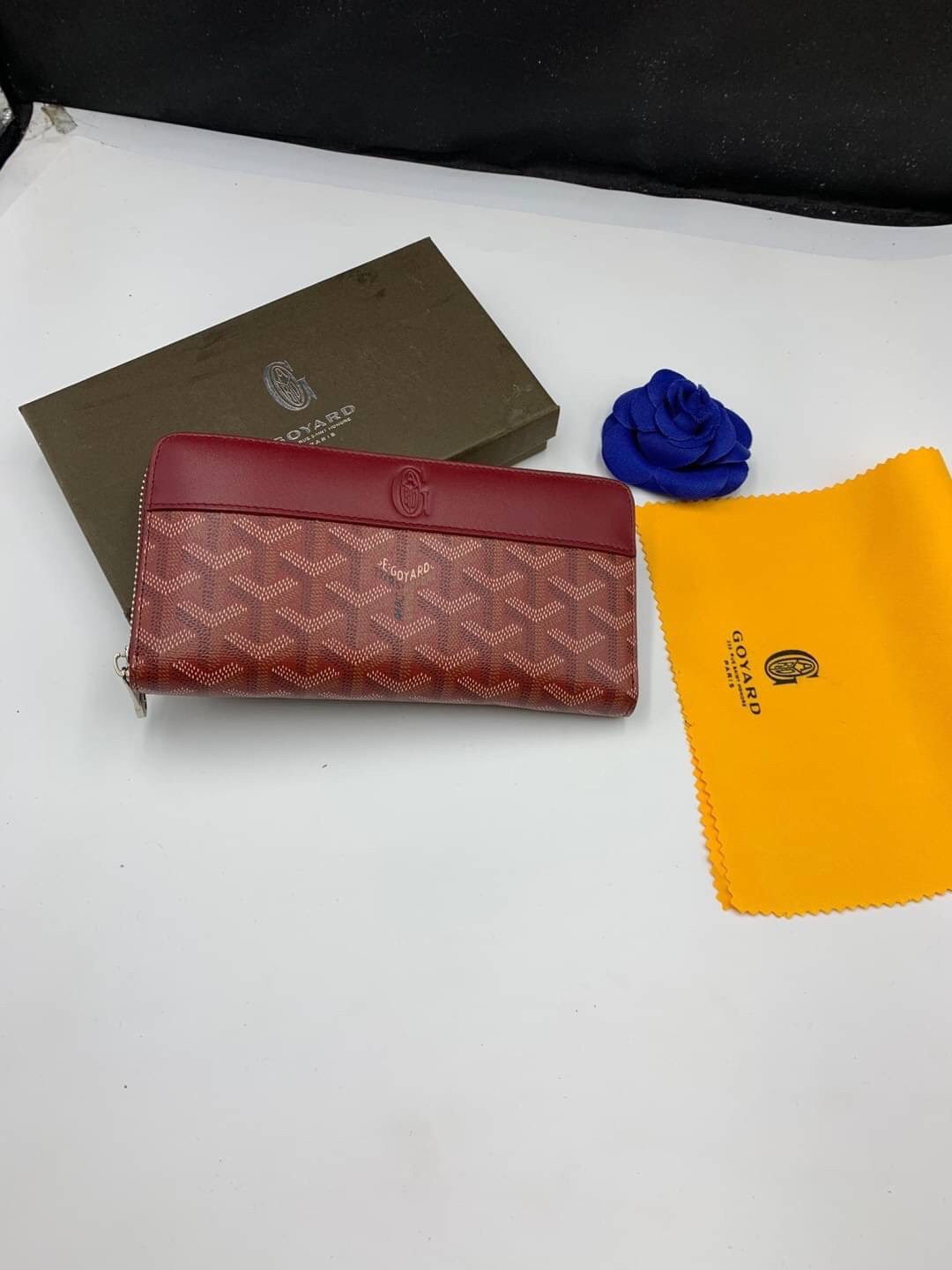 VIP GIFT 】GOYARD round zipper Matignon Long Wallet กระเป๋าสตางค์ซิปรอบใบยาว พร้อมส่ง 6 สี เหมาะกับการใช้งานทุกรูปแบบ นอกจากเพิ่มความมั่นใจแล้ว ยังทำให้ชีวิตของเราง่ายขึ้นอีกด้วย โดยการเปิดปิดแบบซิปรอบ สามารถใส่ธนบัตร เหรียญ บัตรต่างๆได้หลายใบเลยทีเดียว ขน