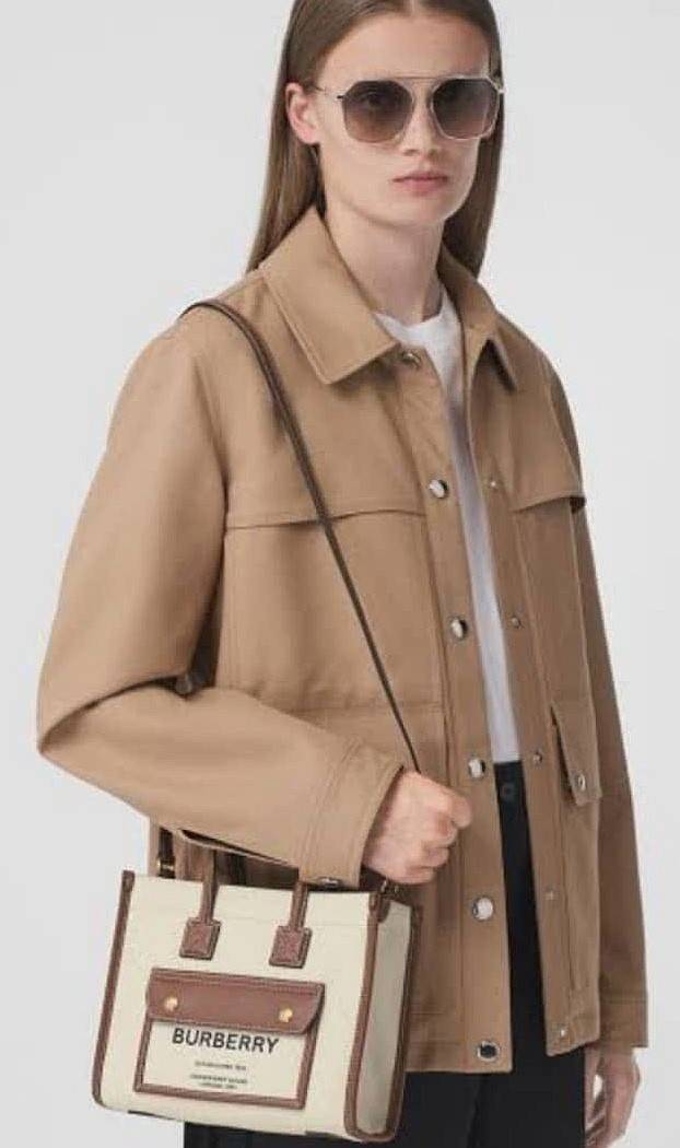 BURBERRY FRAGRANCES CROSSBODY BAG VIP GIFT WITH PURCHASE (GWP) พรีเมี่ยมกิ๊ฟ Limited Edition จาก BURBERRY PERFUME วัสดุ Canvas & Leather ทรงเหลี่ยม TwoTone ดีไซน์สวยอยู่ทรง ด้านหน้ามีช่องใส่ของ ภายในโล่งกว้าง สามารถใส่กระเป๋าสตางค์ยาว มือถือ ของใช้ได้เยอะ