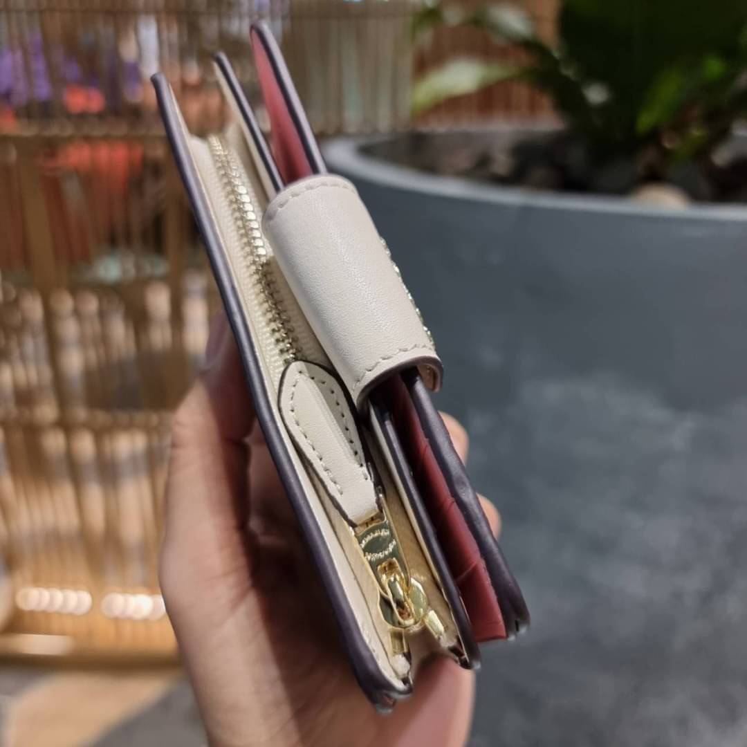 COACH C3375 MEDIUM CORNER ZIP WALLET IN SIGNATURE CANVAS WITH DAISY PRINT ดีไซน์ใหม่ล่าสุด!! คอลเลคชั่นลายพริ้นท์ เพิ่มลูกเล่นให้กระเป๋าสตางค์ของคุณ กับกระเป๋าสตางค์ใบกลาง ขนาดกำลังเหมาะมือ วัสดุหนังแคนวาส ดูแลรักษาง่าย มีช่องใส่บัตรและธนบัตรครบ และช่องซิ