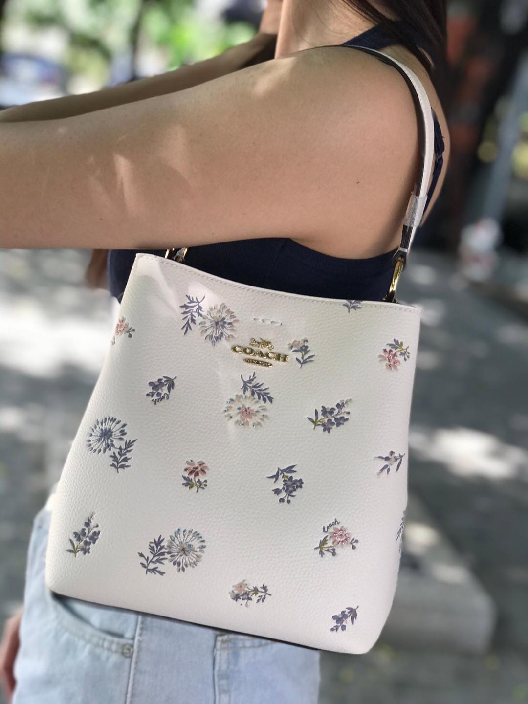 รุ่นฮิต รุ่นขายดี รุ่นที่สาวๆต้องมีค่ะ!! COACH SMALL TOWN BUCKET WITH DANDELION PRINT ((2310)) พร้อมส่งที่ไทยอีกครั้ง ห้ามพลาดค๊าาา😘 กระเป๋าทรงถัง หนังแท้ลายหนังสวยนิ่มอย่างดีค่ะ!