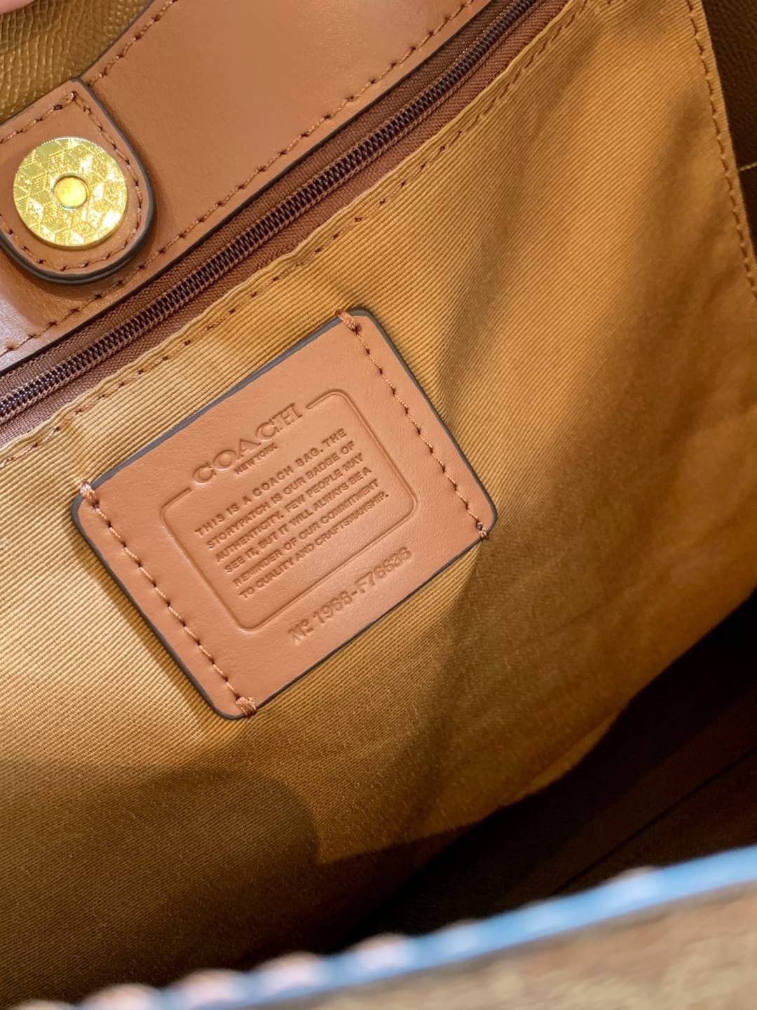 COACH TOWN TOTE SIGNATURE BAG((76636)) พร้อมส่งอีกครั้ง! กระเป๋าใบใหญ่หนังแท้ สวยงามค่ะ ป้ายอะไหล่แบรนด์แบบโลหะสีทองสวยหรูมากๆ เปิดปิดกระเป๋าแบบกระดุมแม่เหล็ก ใช้งานง่าย ภายในกว้างมากๆค่ะบอกเลย สาวๆที่สัมภาระเยอะหายห่วงค่ะ พร้อมช่องกระเป๋าซิปให้ใส่มือถือห