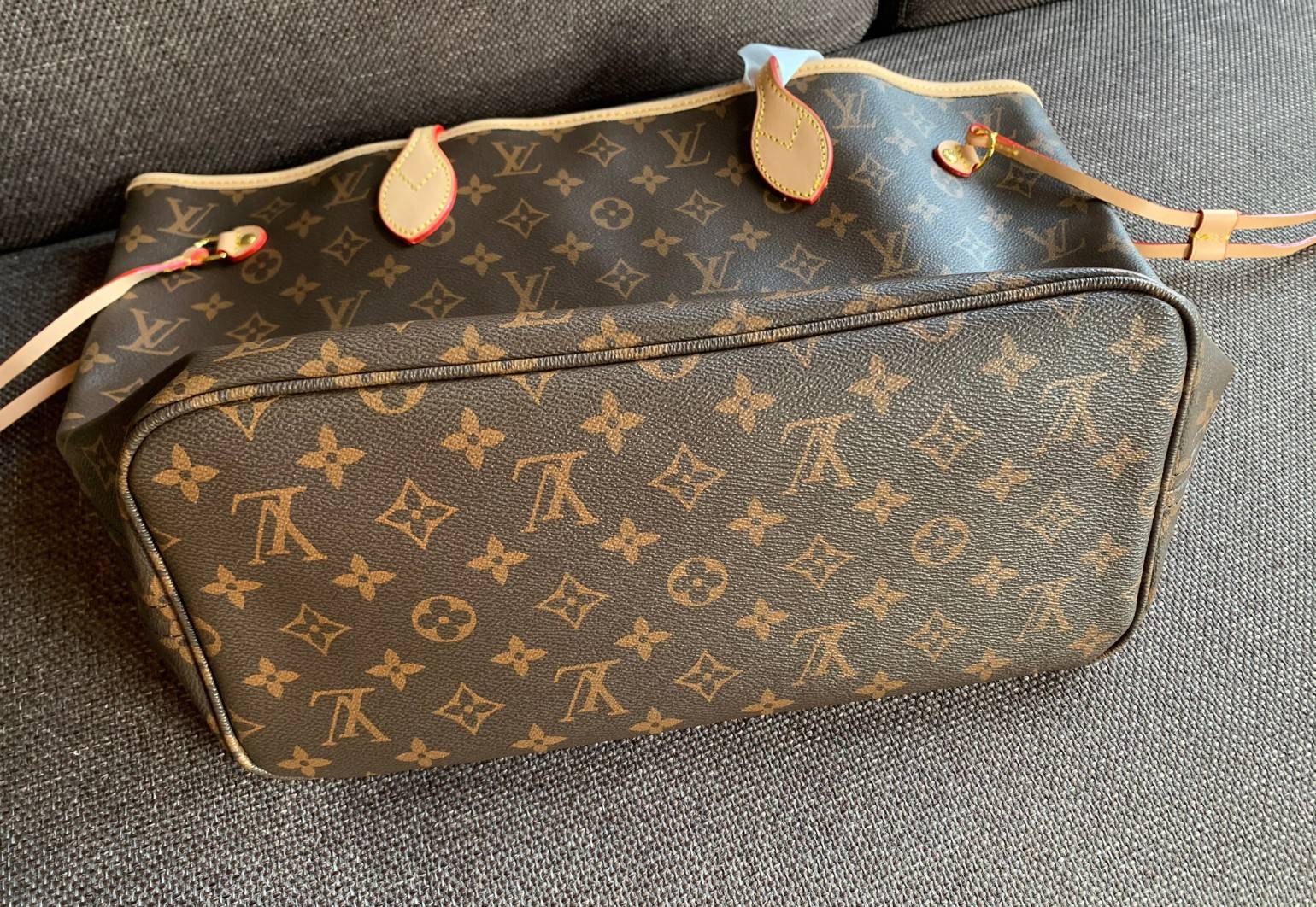 VIP 】LOUIS VUITTON NEVERFULL MM พร้อมส่ง มาพร้อมใบลูก สุดคุ้มค่าา❗️ กระเป๋าหิ้ว//คล้องไหล่ ใบใหญ่ ทรงสุดฮิตจาก LV premium gift เคาเตอร์ ตปท. หนังแท้ นิ่มลายLV ทั้งใบสวยงามค่ะ ปากกระเป๋ามีตัวคล้อง ภายในกระเป๋กว้างมากๆ สาวๆที่สัมภาระเยอะหายห่วงเลยค่ะ