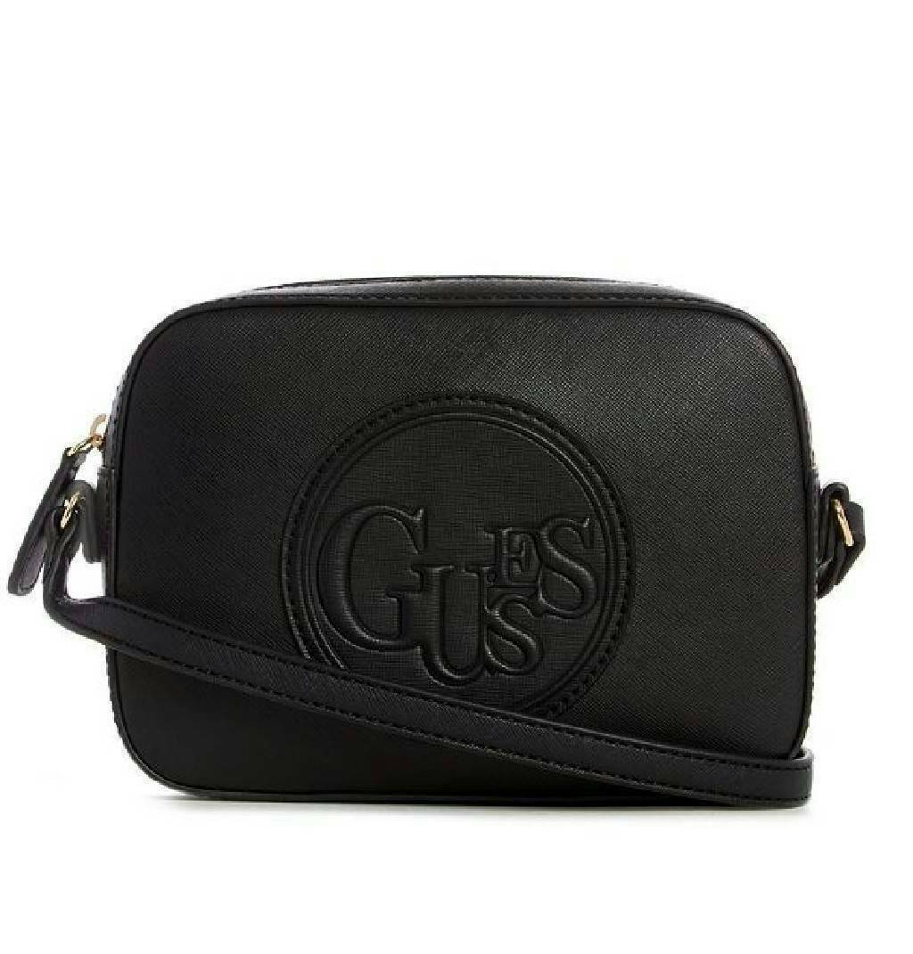 GUESS ANGELEA LOGO CROSSBODY กระเป๋าสะพายหนังซาฟิโน่ทรงตั้งสวย ด้านหน้าติดโลโก้แบรนด์ทรงกลมนูน เปิดปิดด้วยซิป ด้านในโล่งกว้าง มีช่องซิปเล็ก สามารถใส่กระเป๋าสตางค์ใบยาว มือถือ ของจุกจิกได้เยอะ ขนาดกำลังดี สะพายได้เท่ห์ๆเข้าได้กับทุกชุดเลยนะคะ